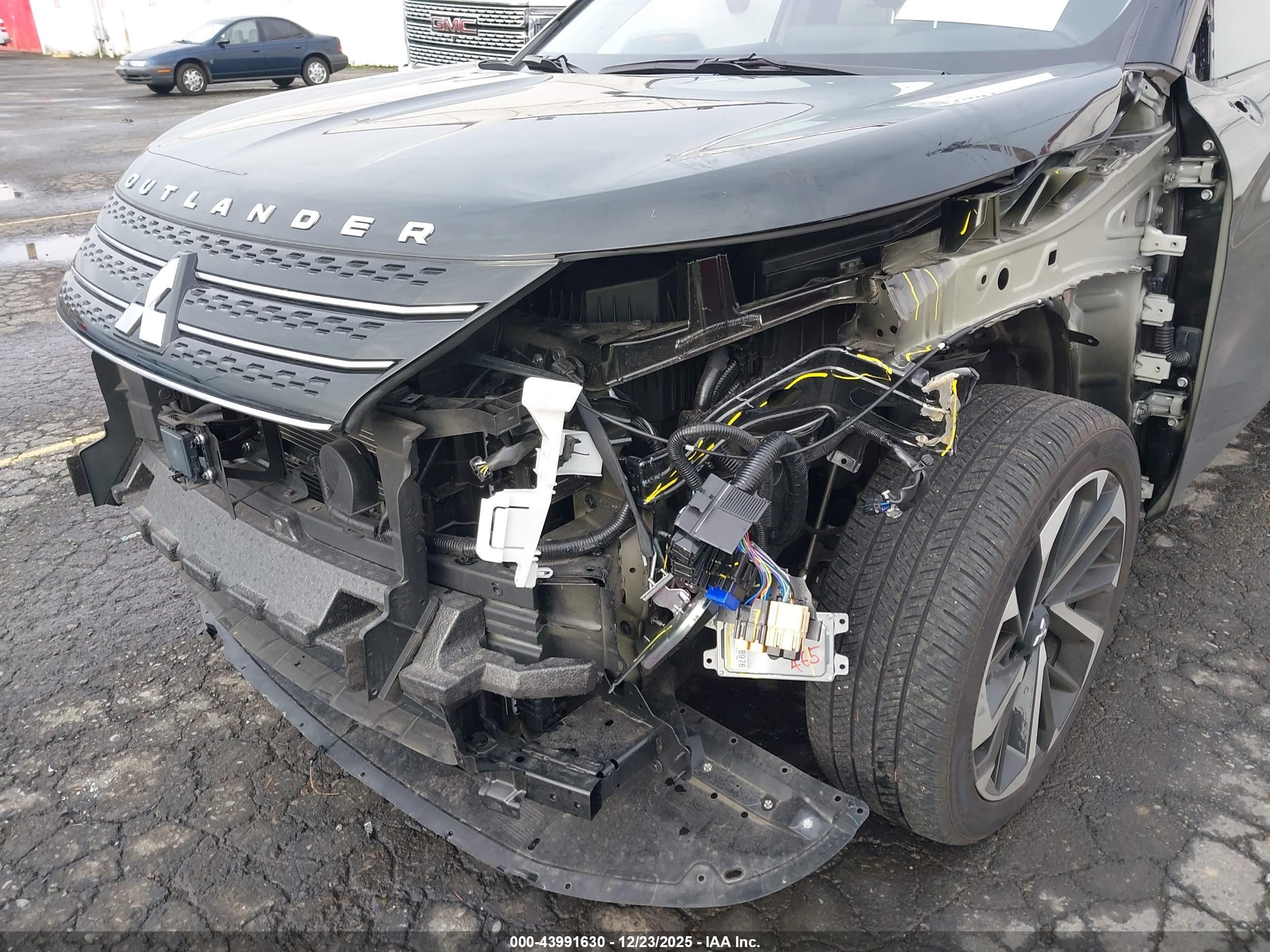 MITSUBISHI OUTLANDER image 6