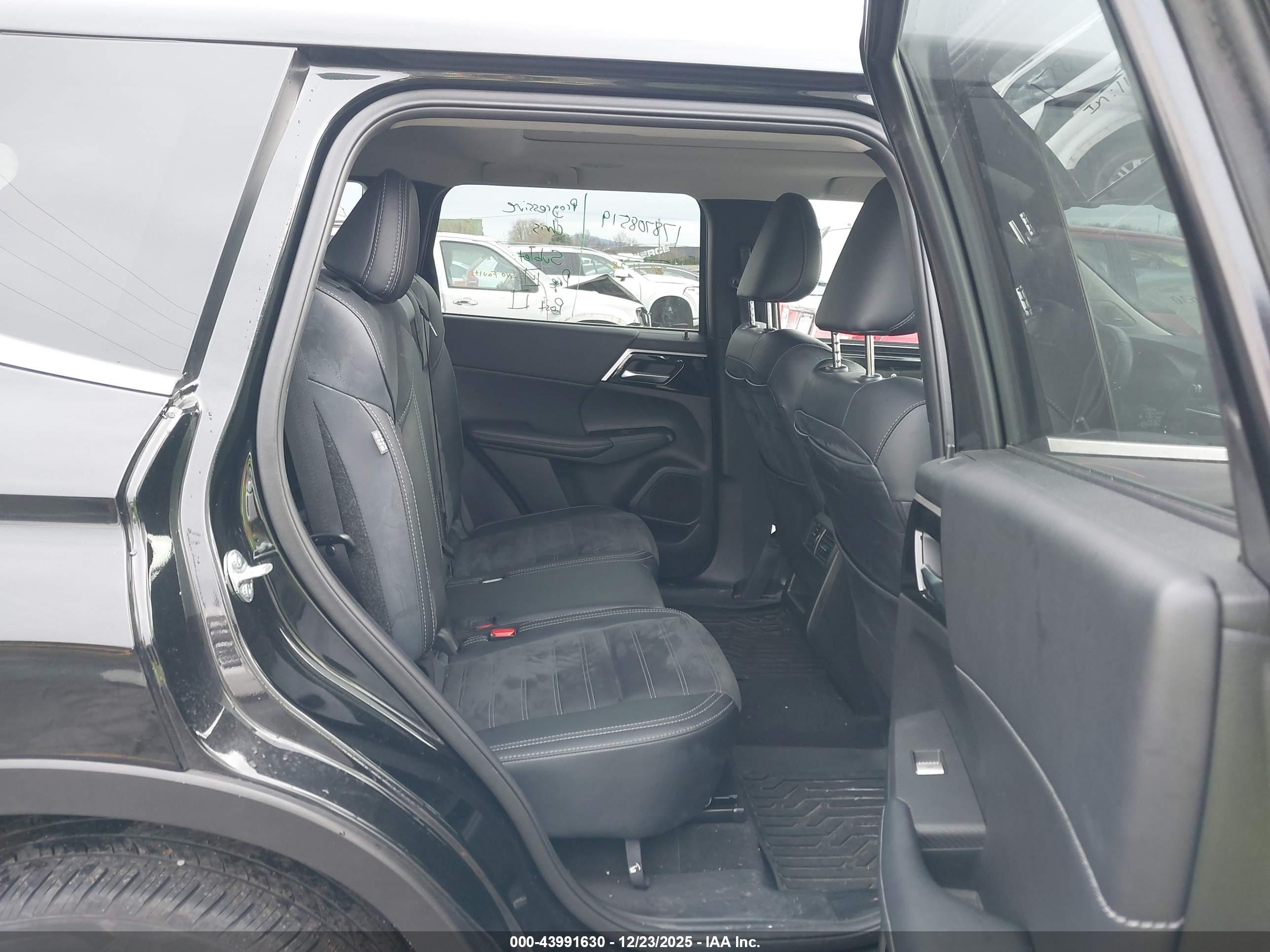 MITSUBISHI OUTLANDER image 8