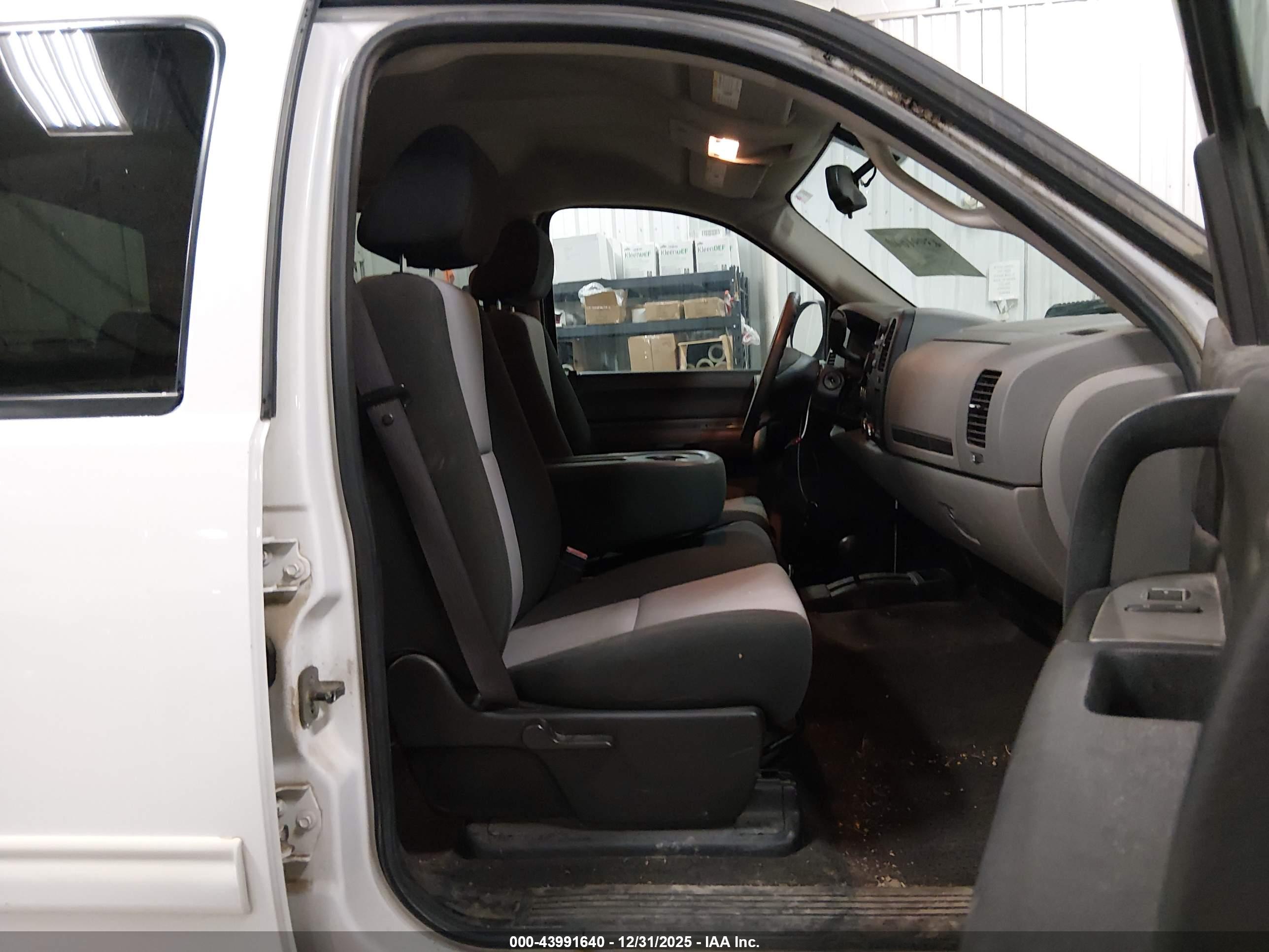 CHEVROLET SILVERADO image 5