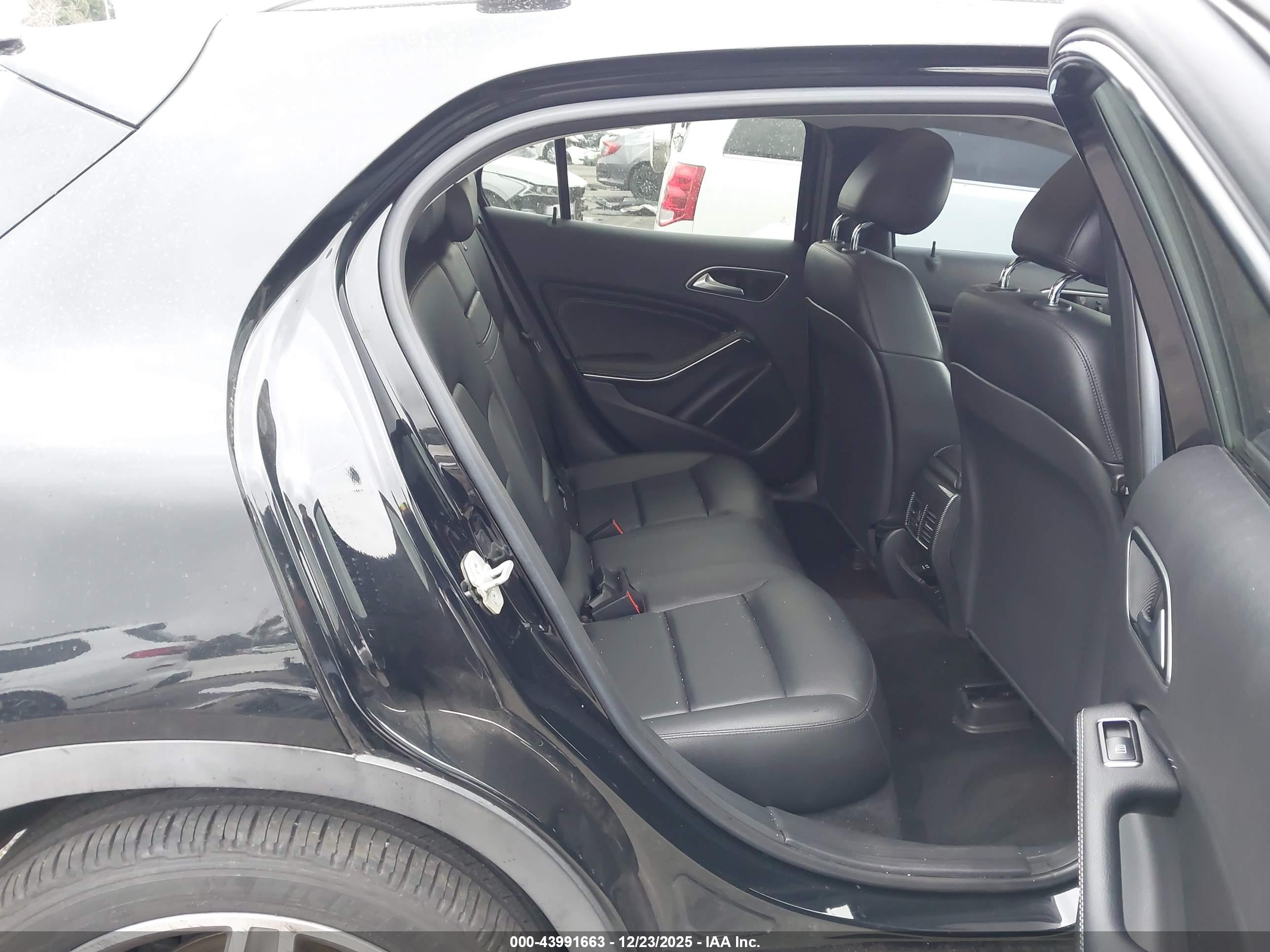 MERCEDES-BENZ GLA image 8