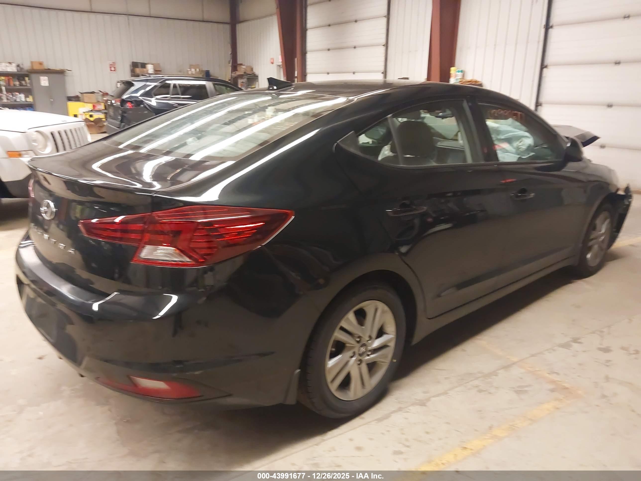 HYUNDAI ELANTRA image 4