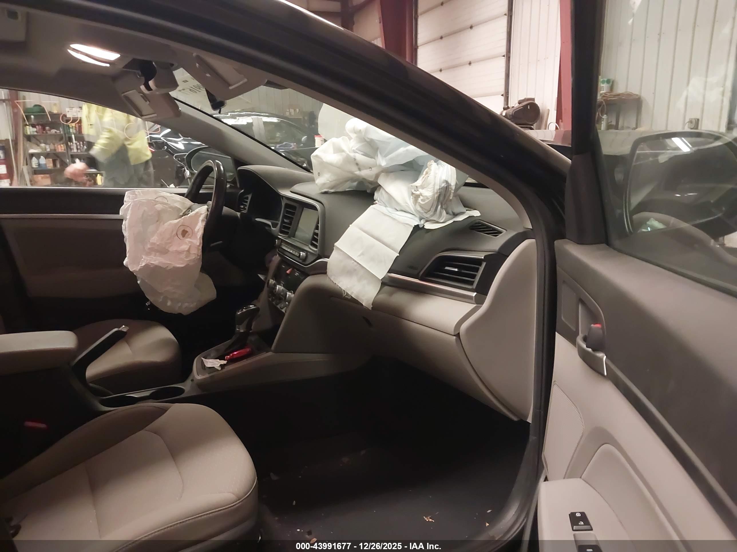 HYUNDAI ELANTRA image 5