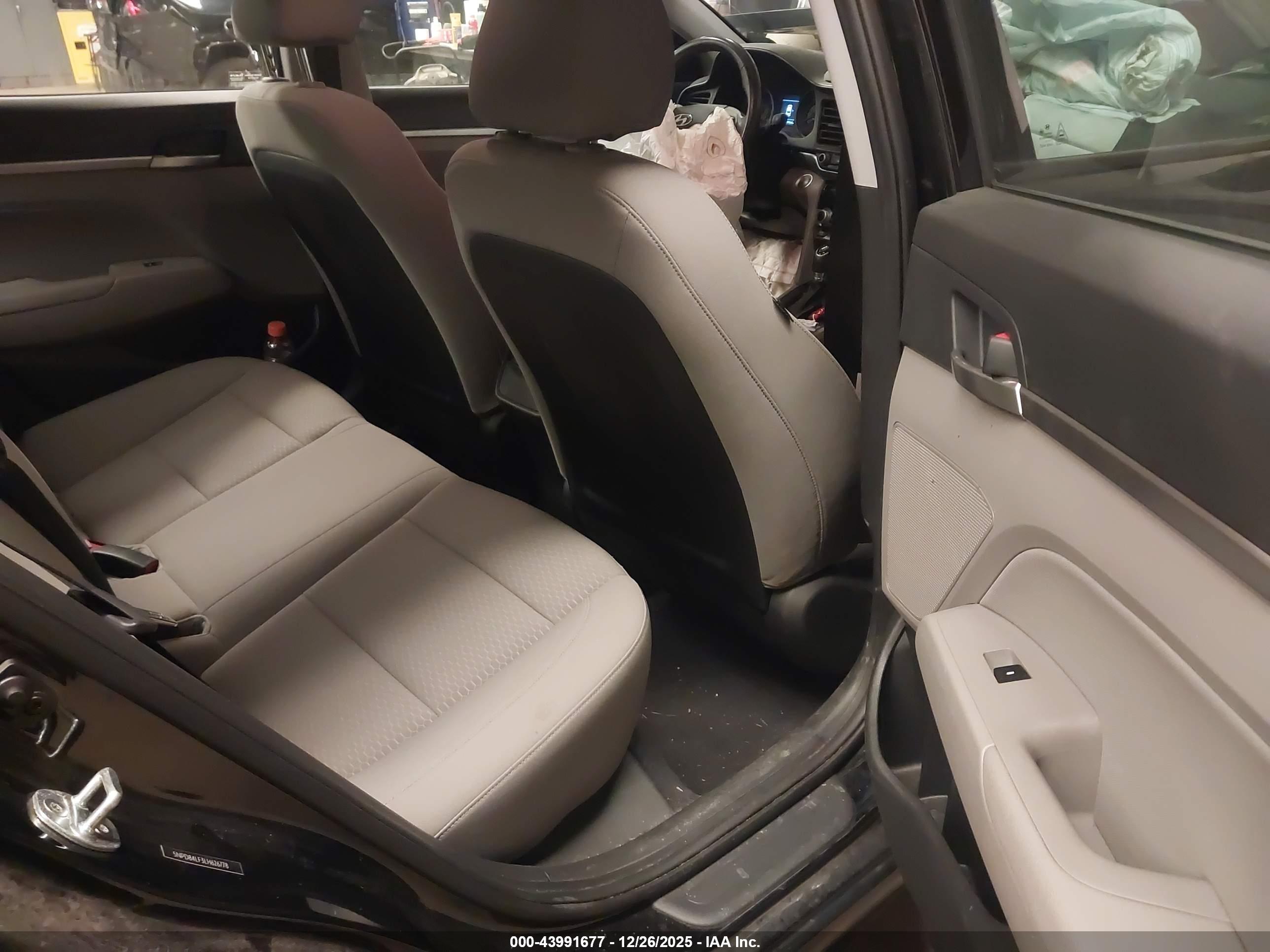 HYUNDAI ELANTRA image 8