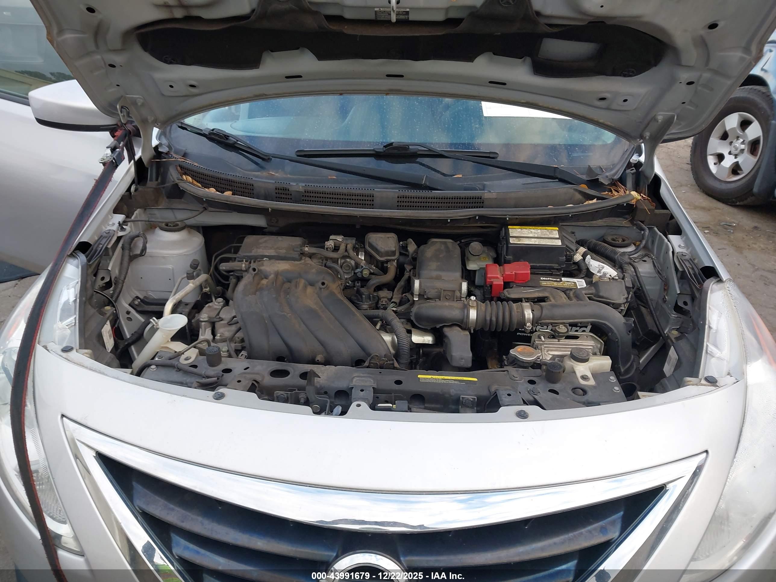 NISSAN VERSA image 10
