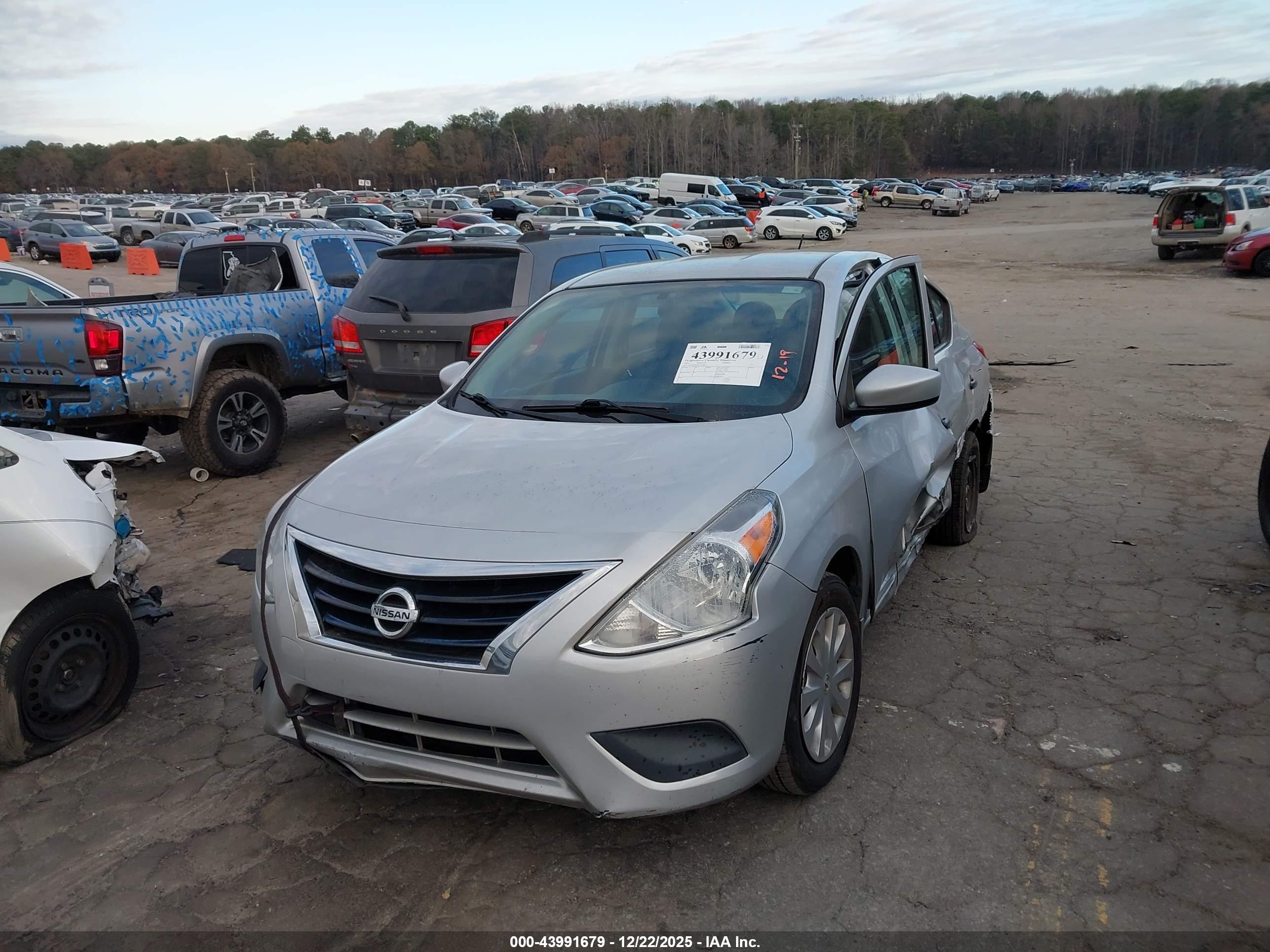 NISSAN VERSA image 2