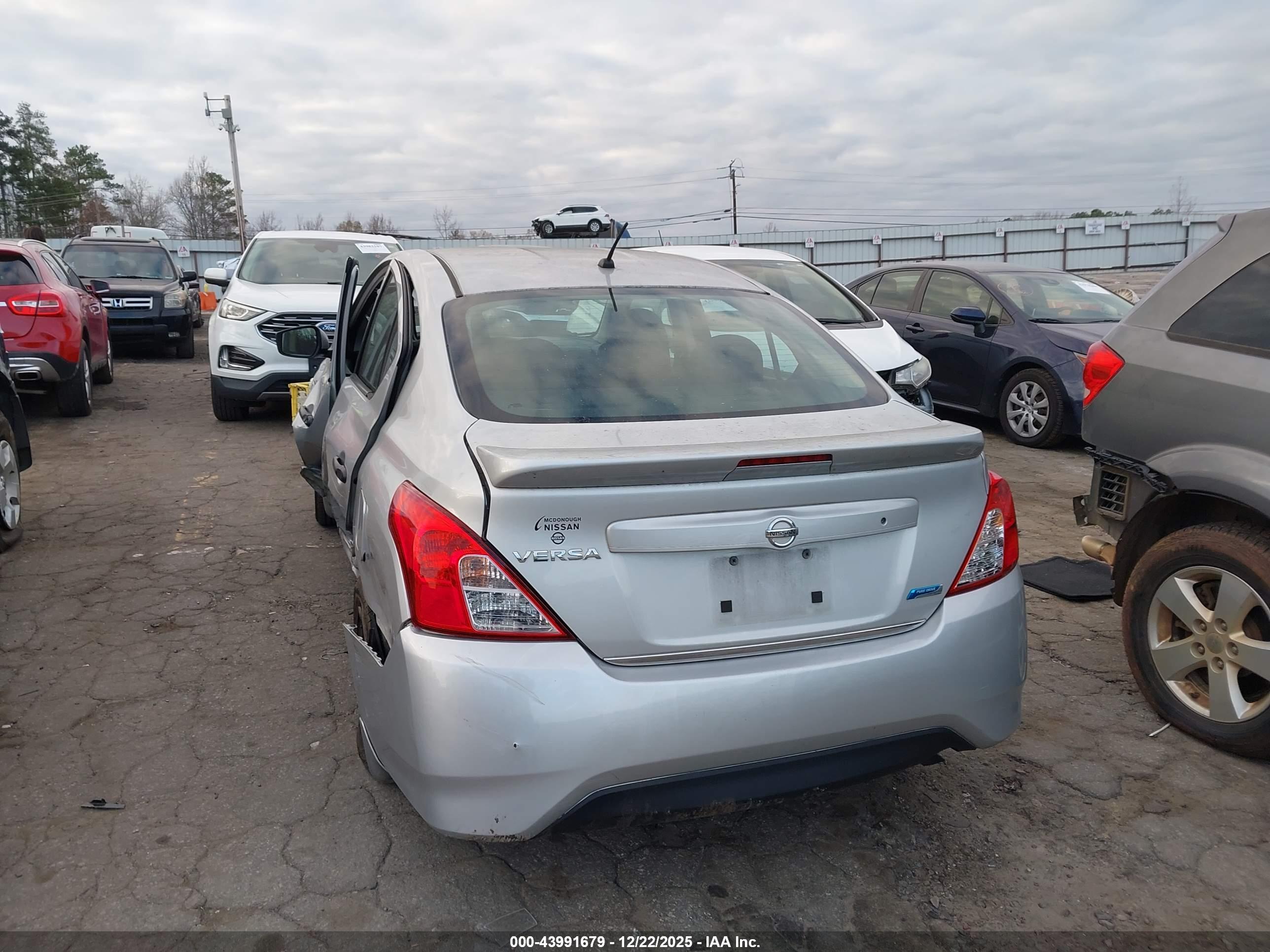 NISSAN VERSA image 3