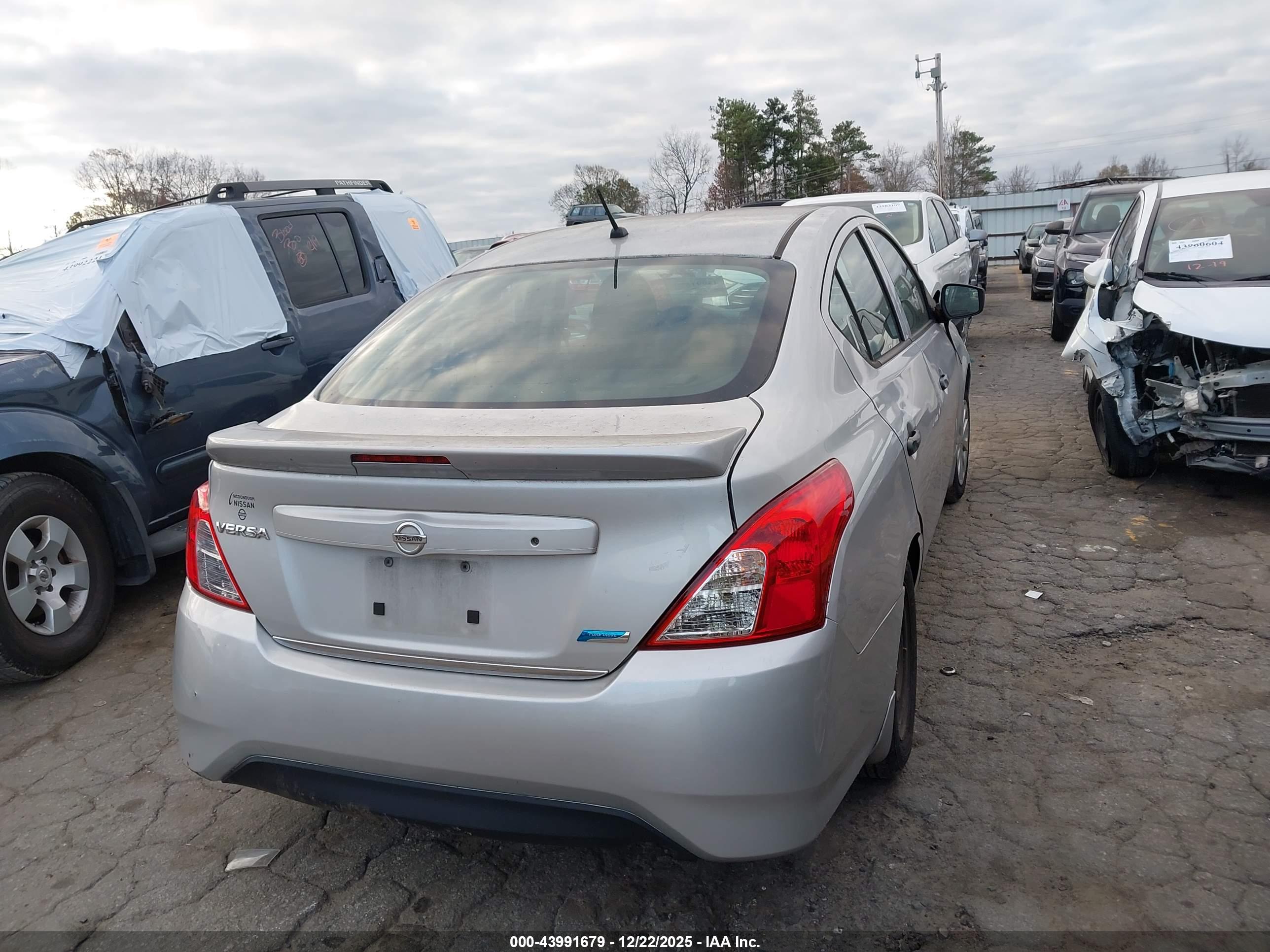 NISSAN VERSA image 4