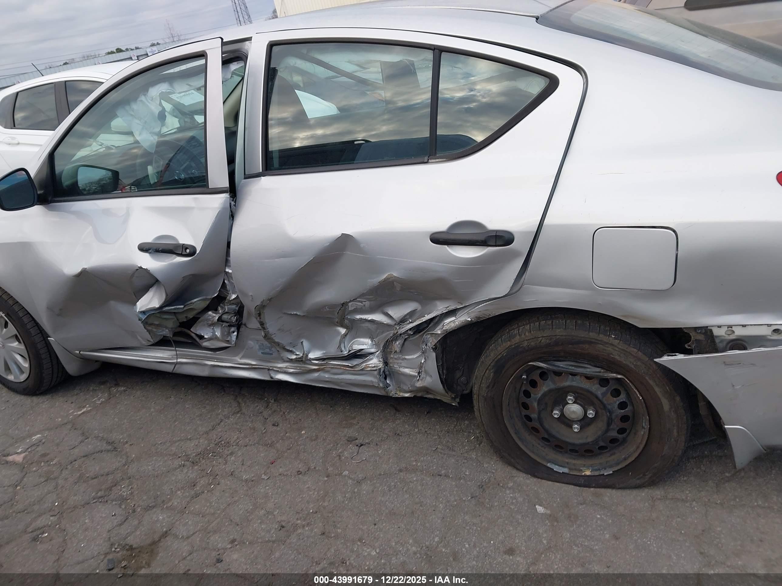 NISSAN VERSA image 6