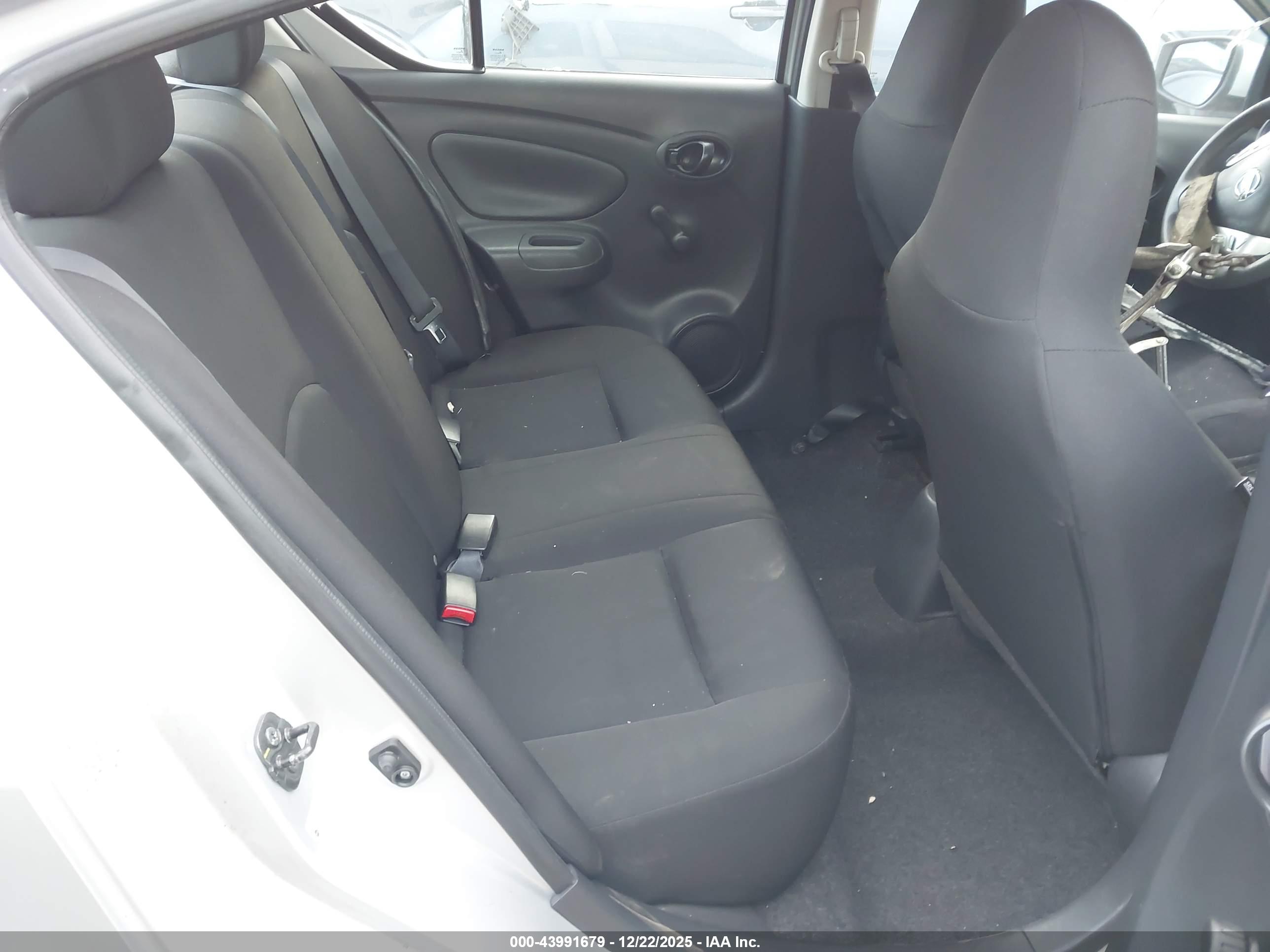 NISSAN VERSA image 8