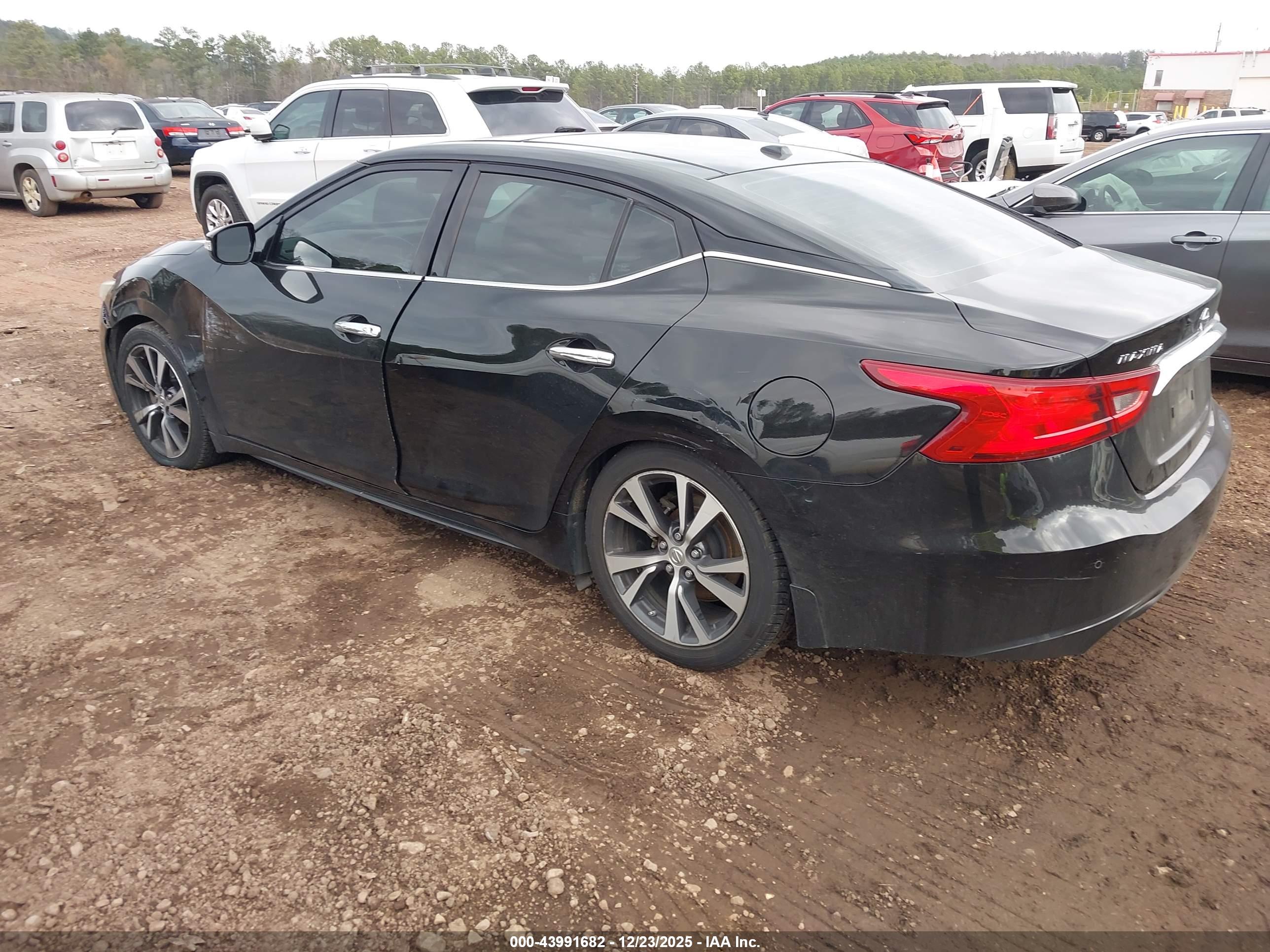 NISSAN MAXIMA image 3