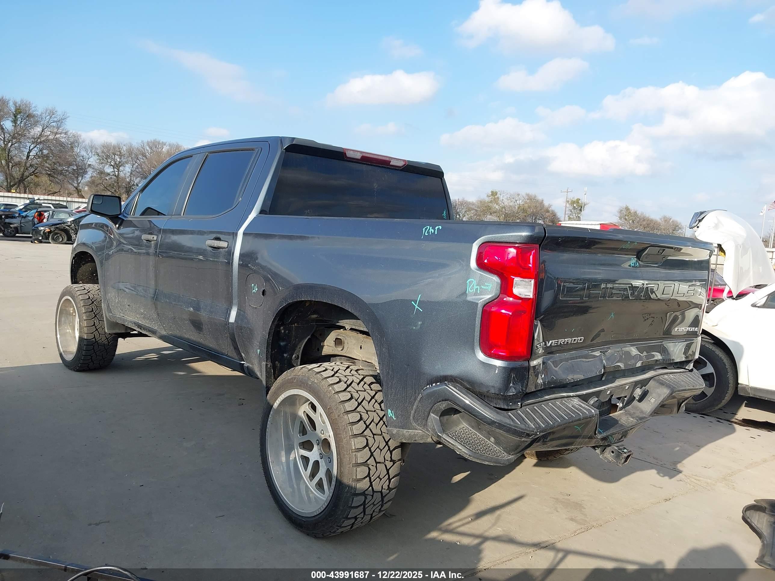 CHEVROLET SILVERADO image 3