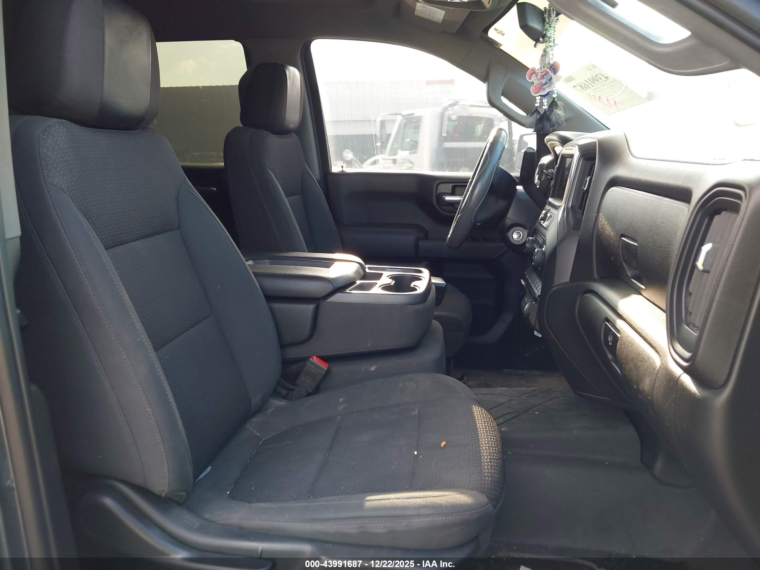 CHEVROLET SILVERADO image 5