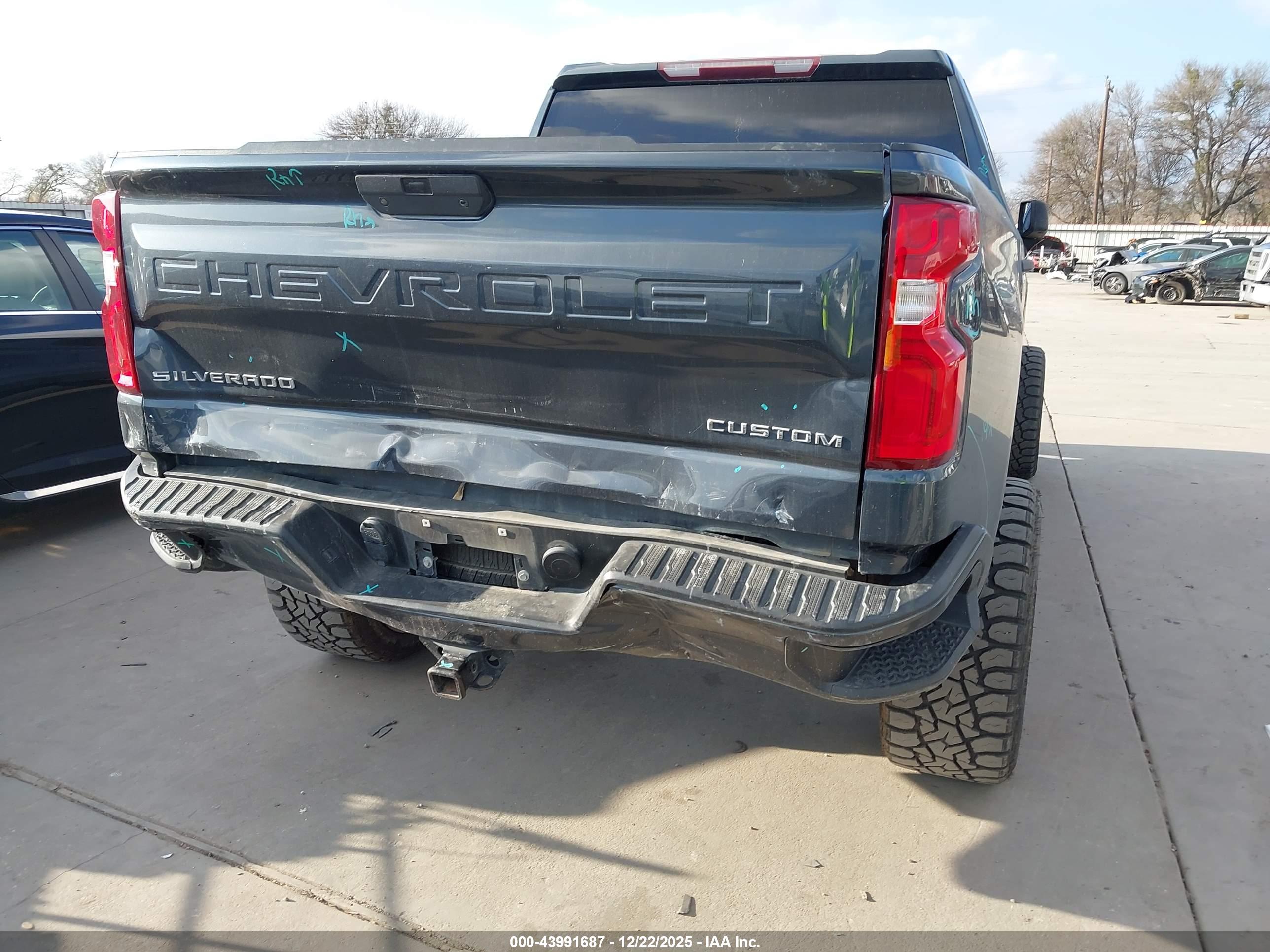CHEVROLET SILVERADO image 6