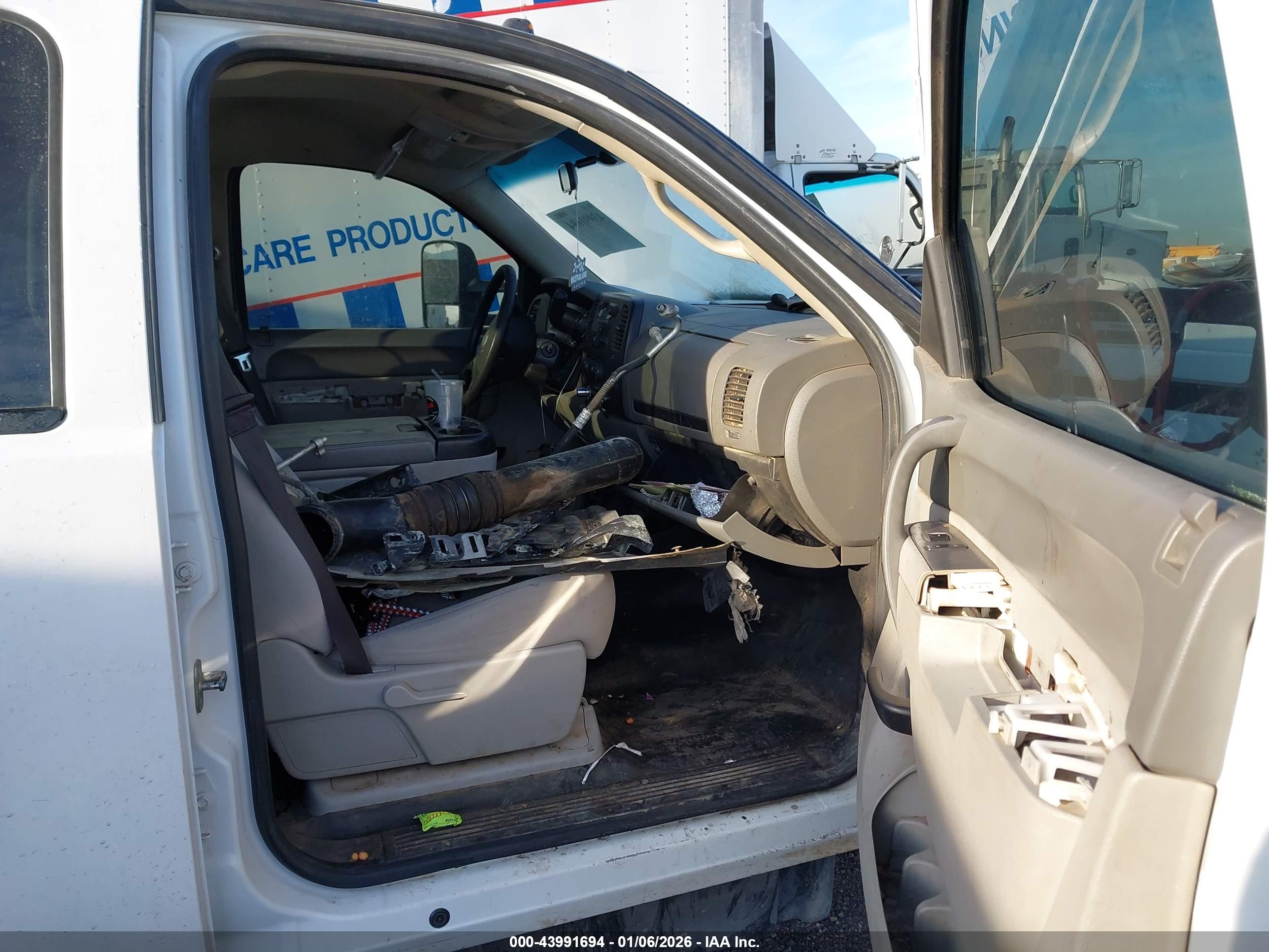 CHEVROLET SILVERADO image 5