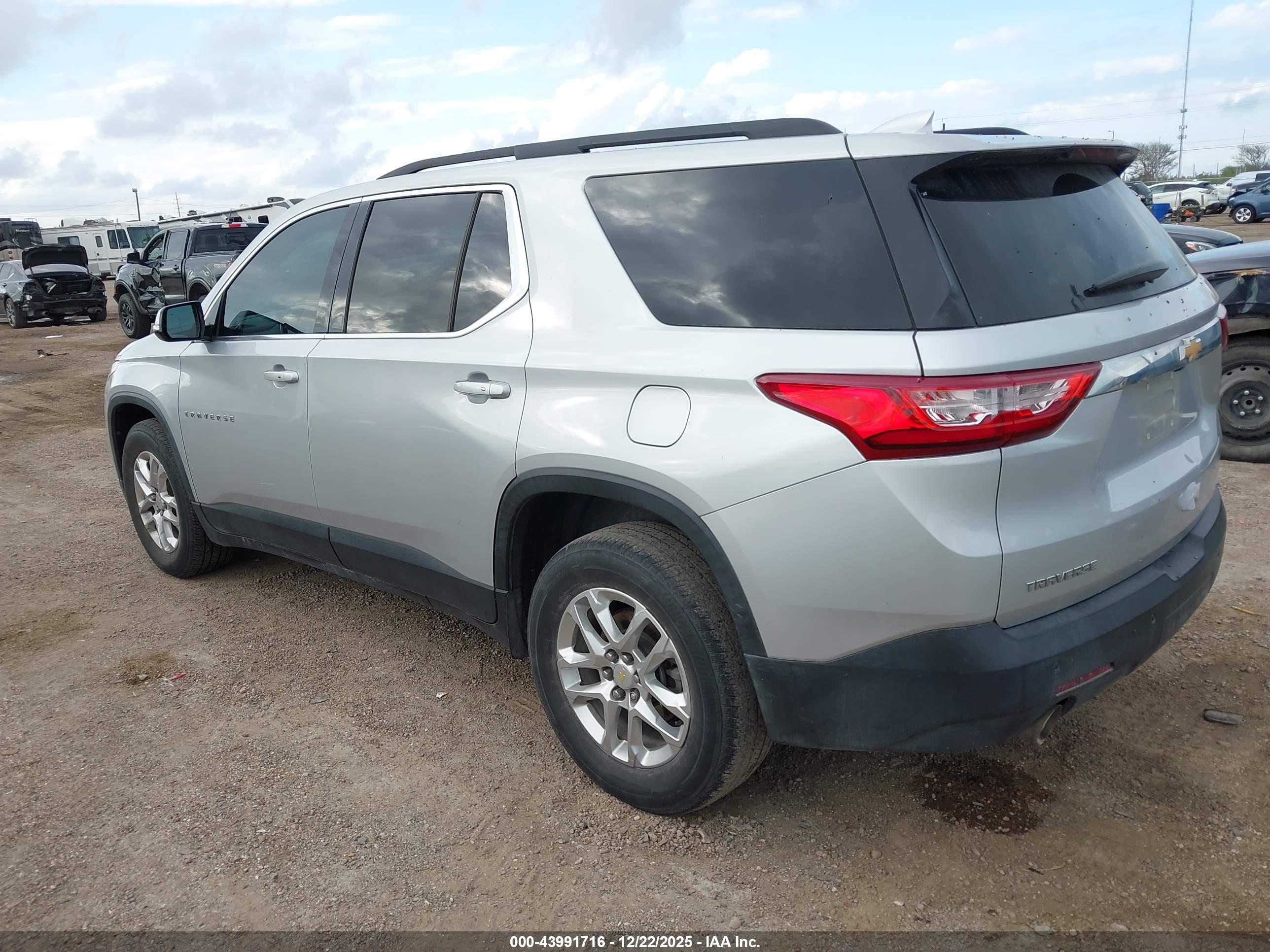 CHEVROLET TRAVERSE image 3