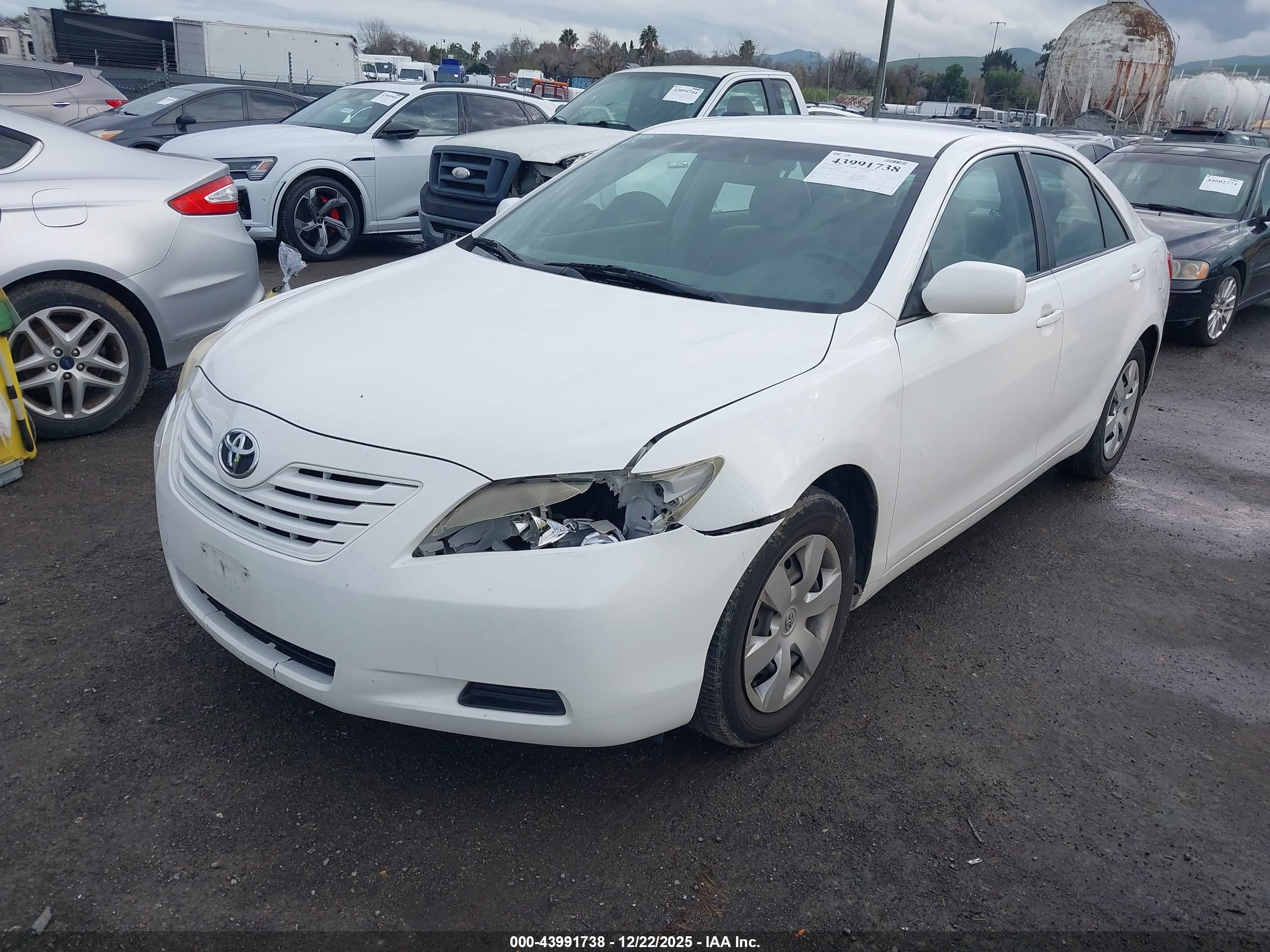 TOYOTA CAMRY image 2