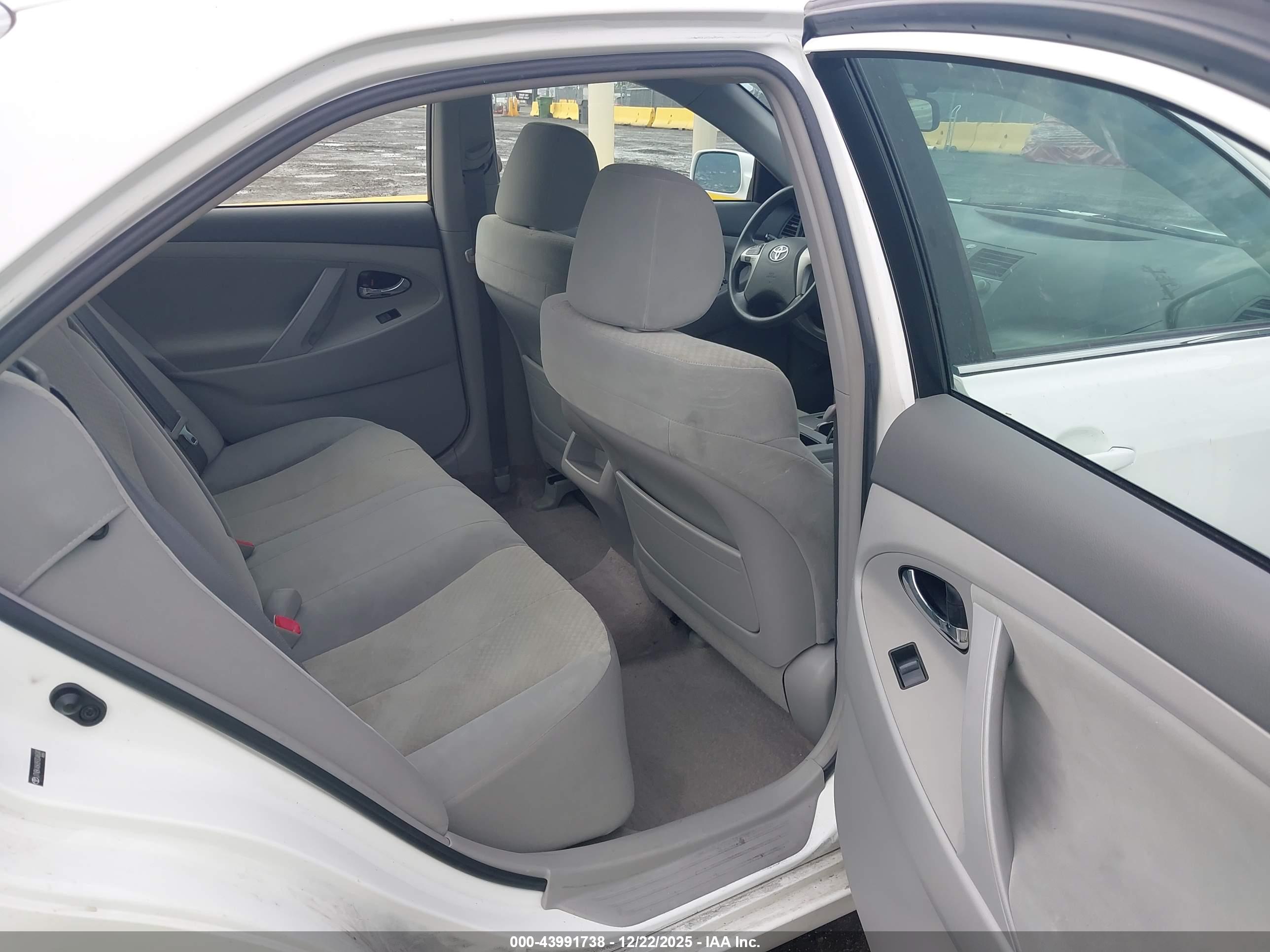 TOYOTA CAMRY image 8