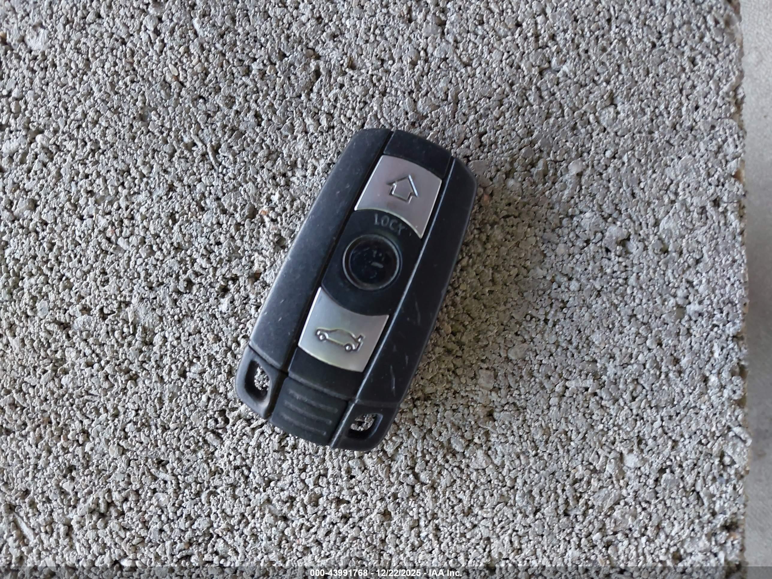 BMW 325XI image 11