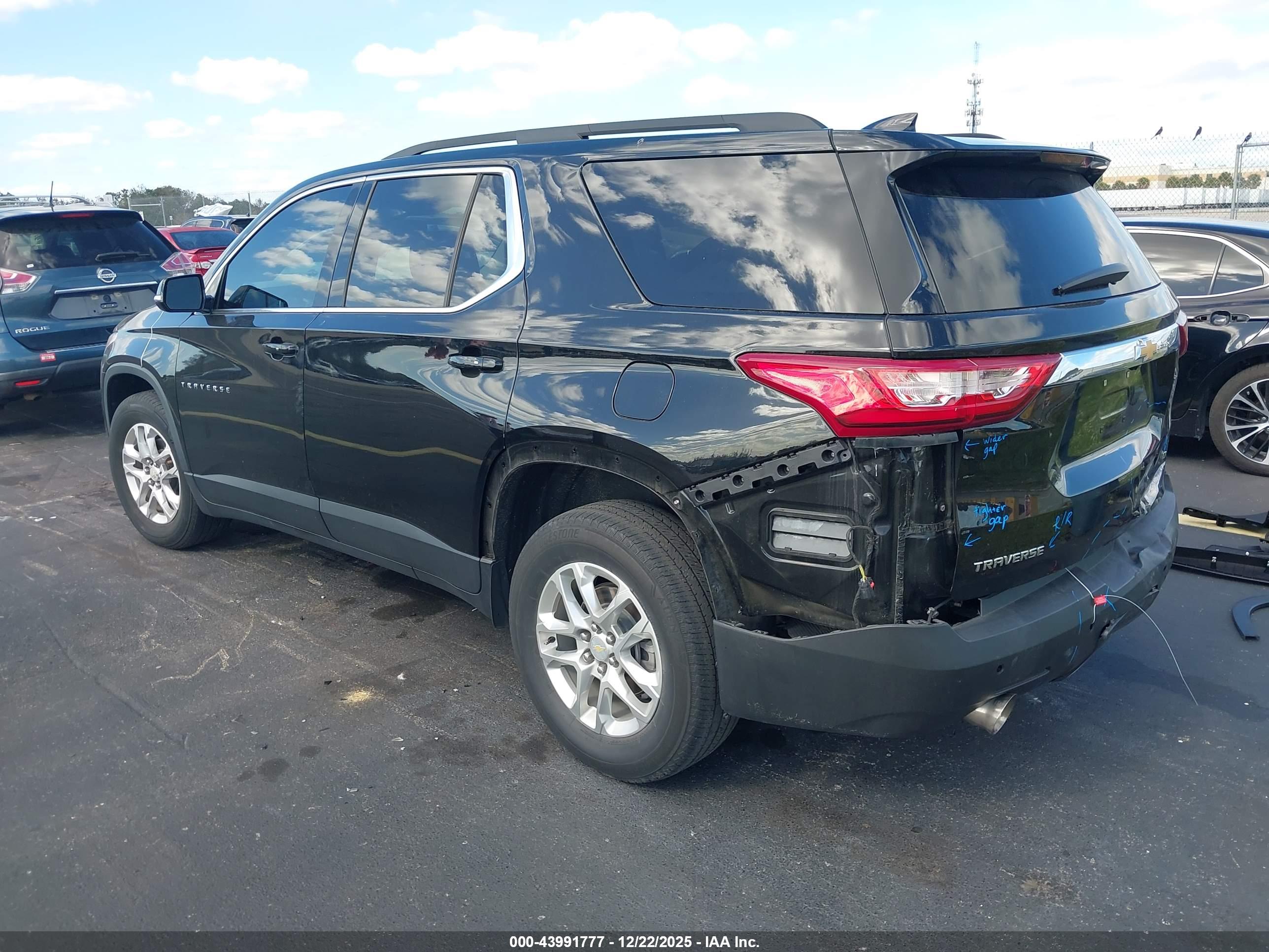 CHEVROLET TRAVERSE image 3