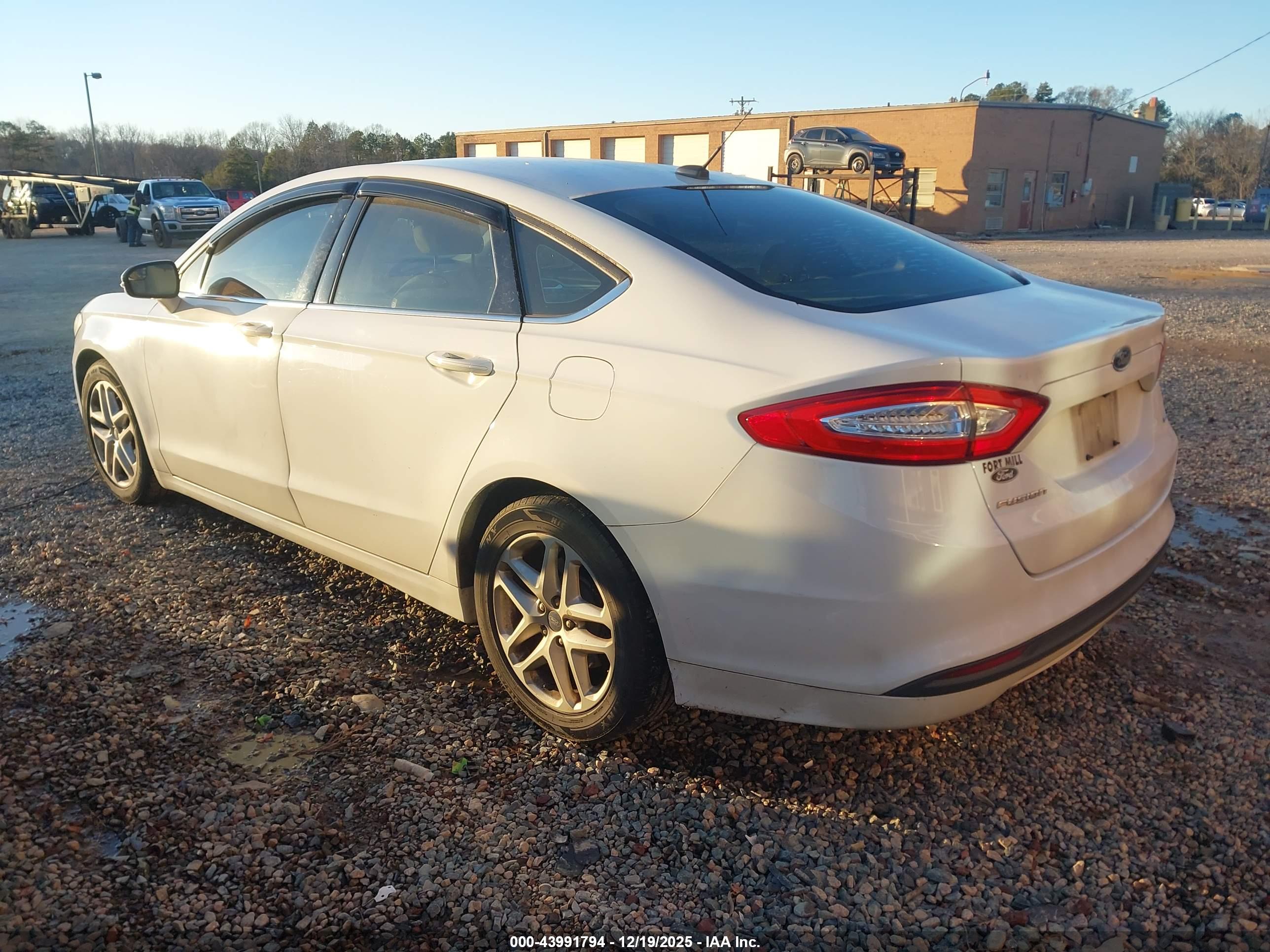 FORD FUSION image 3