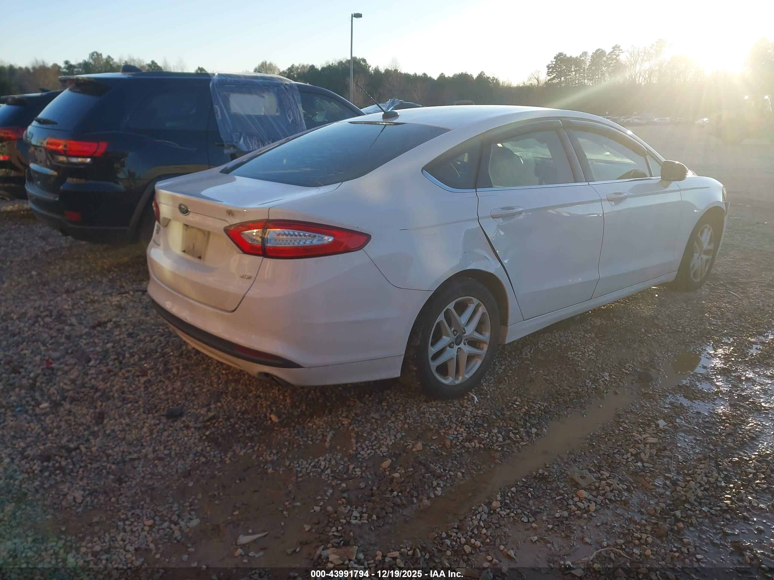 FORD FUSION image 4