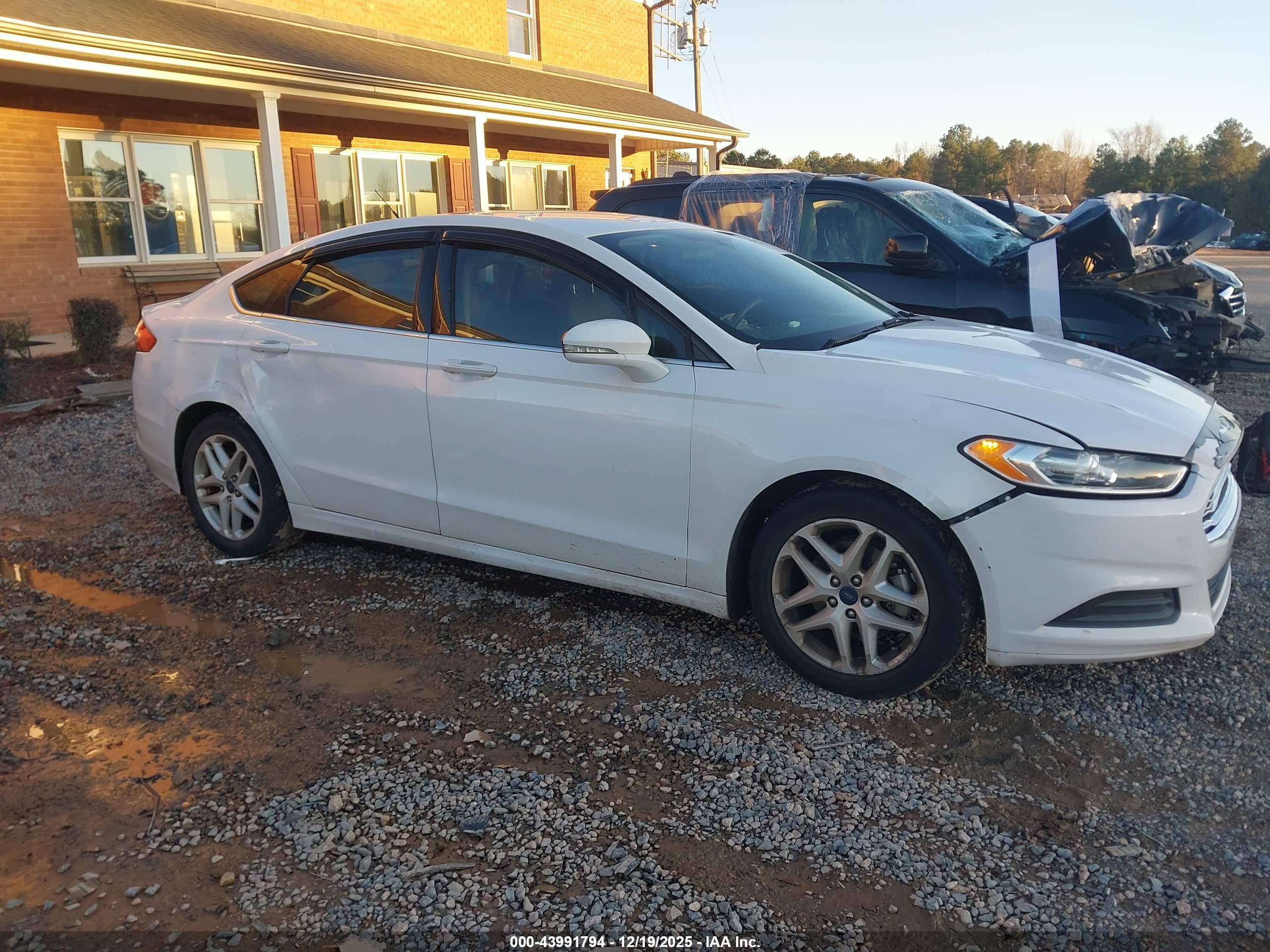 FORD FUSION image 6