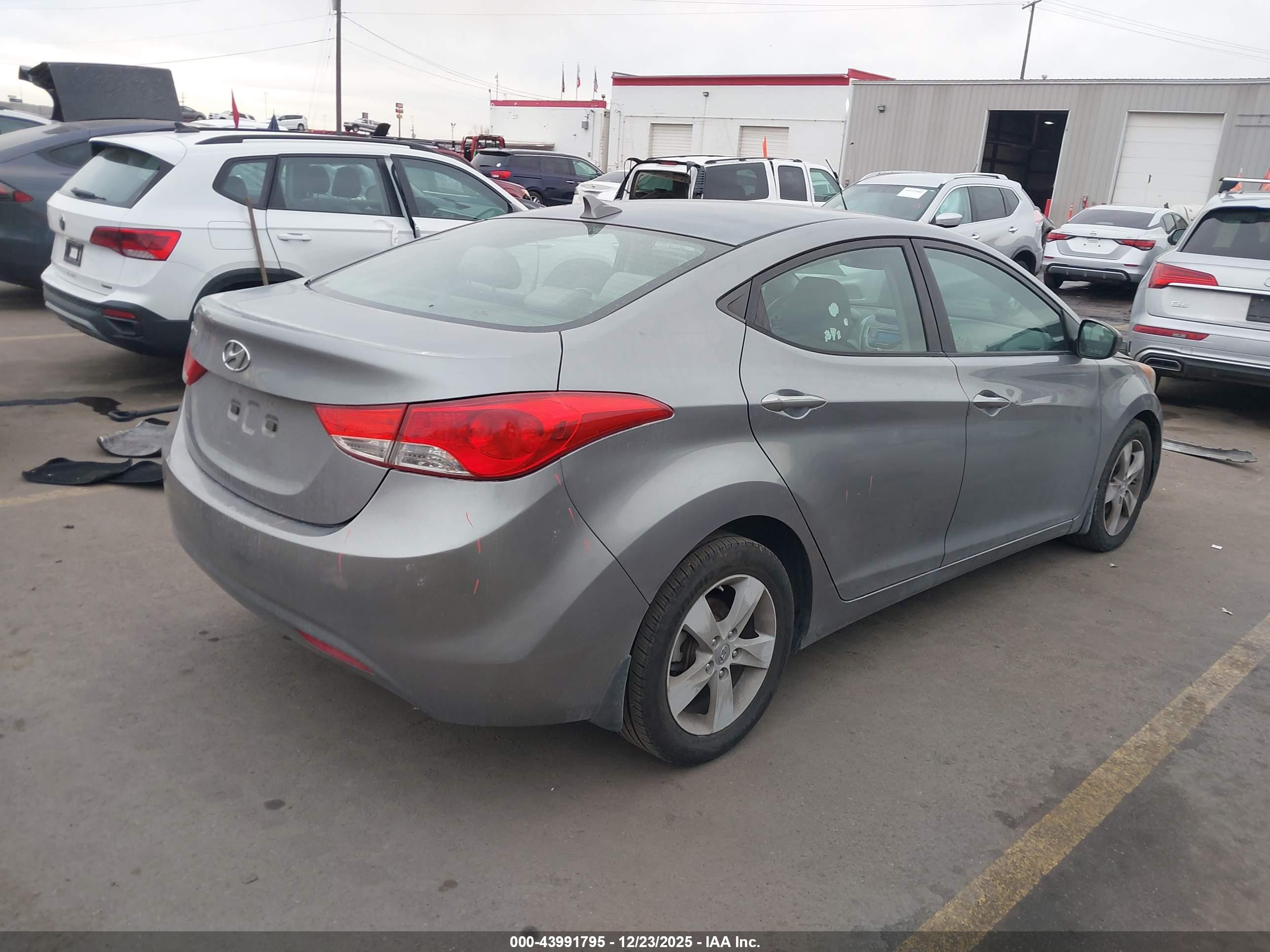 HYUNDAI ELANTRA image 4