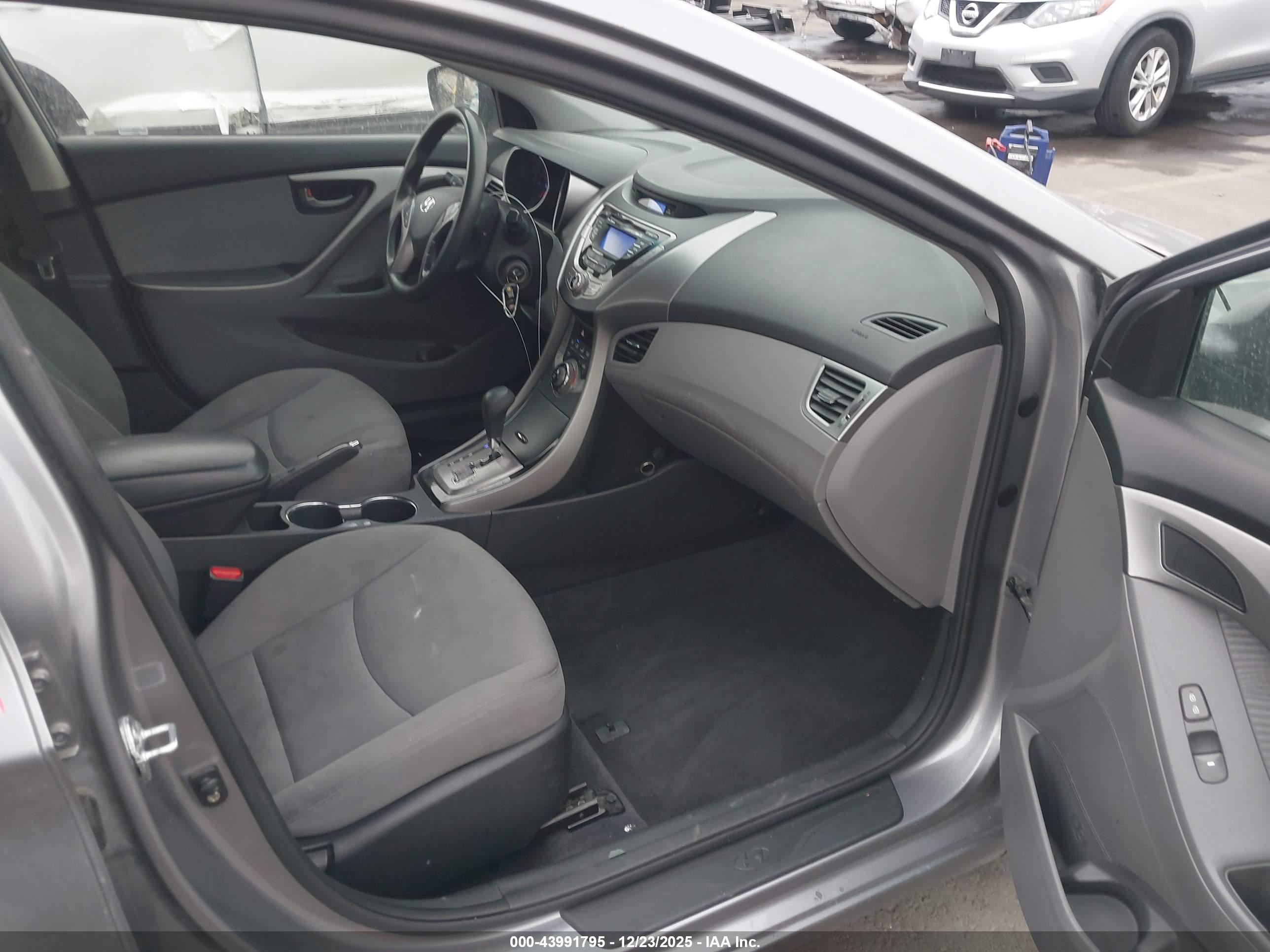 HYUNDAI ELANTRA image 5