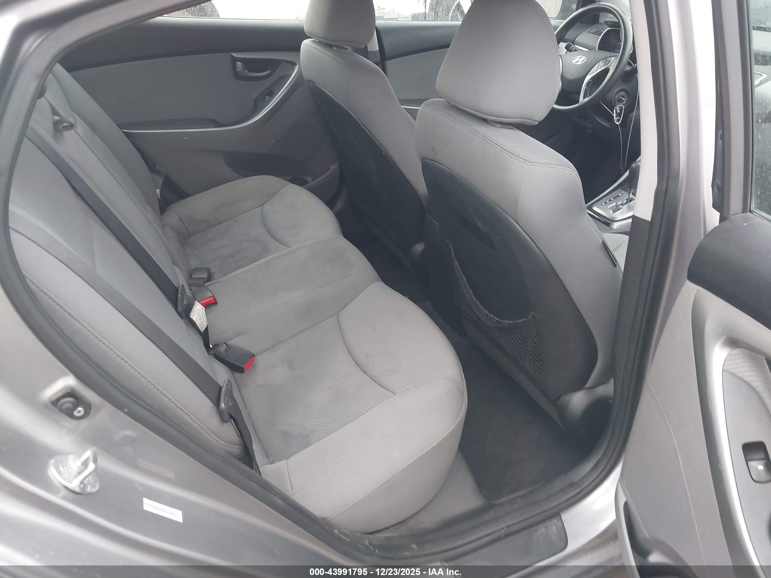 HYUNDAI ELANTRA image 8