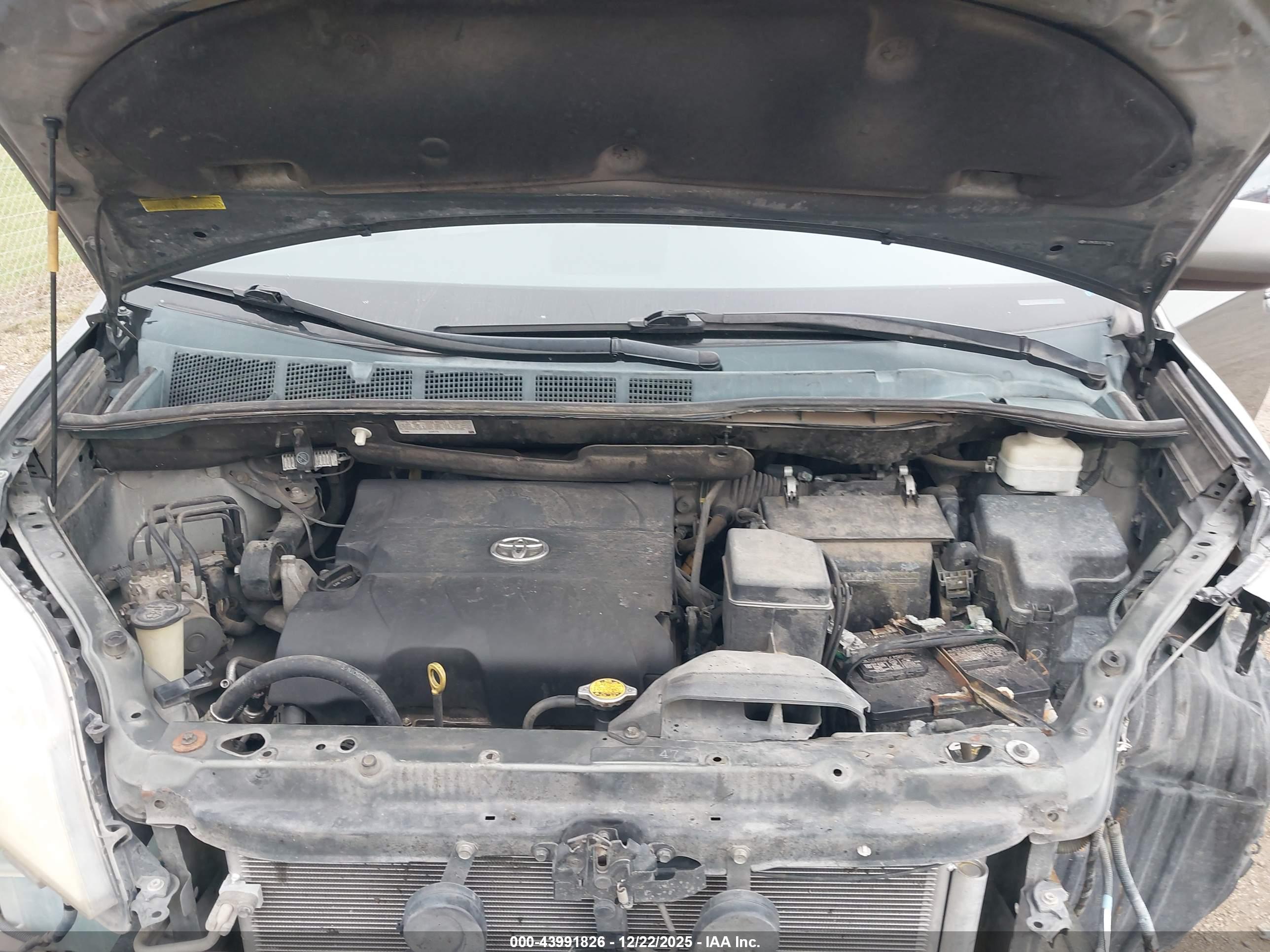 TOYOTA SIENNA image 10