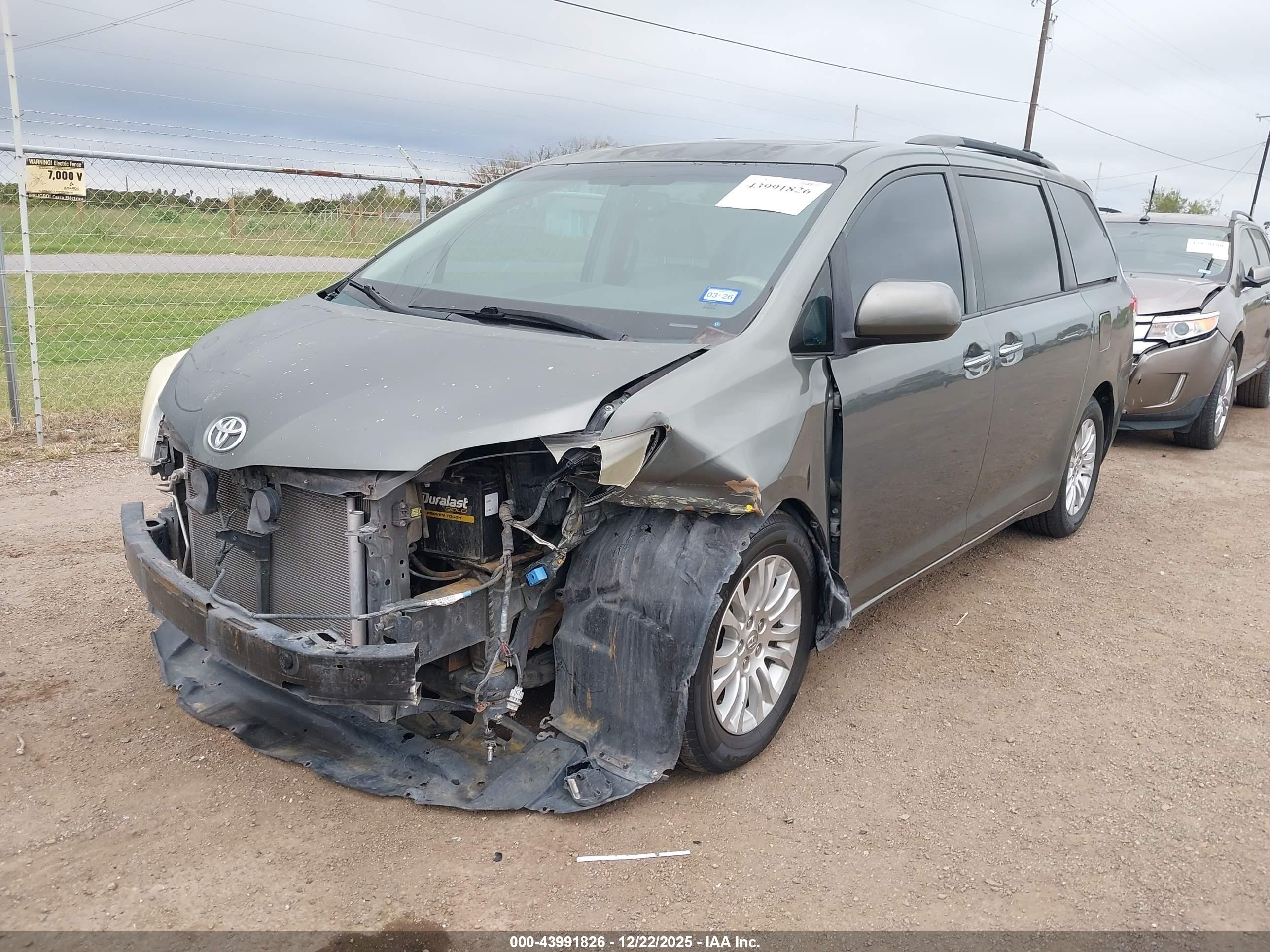 TOYOTA SIENNA image 2