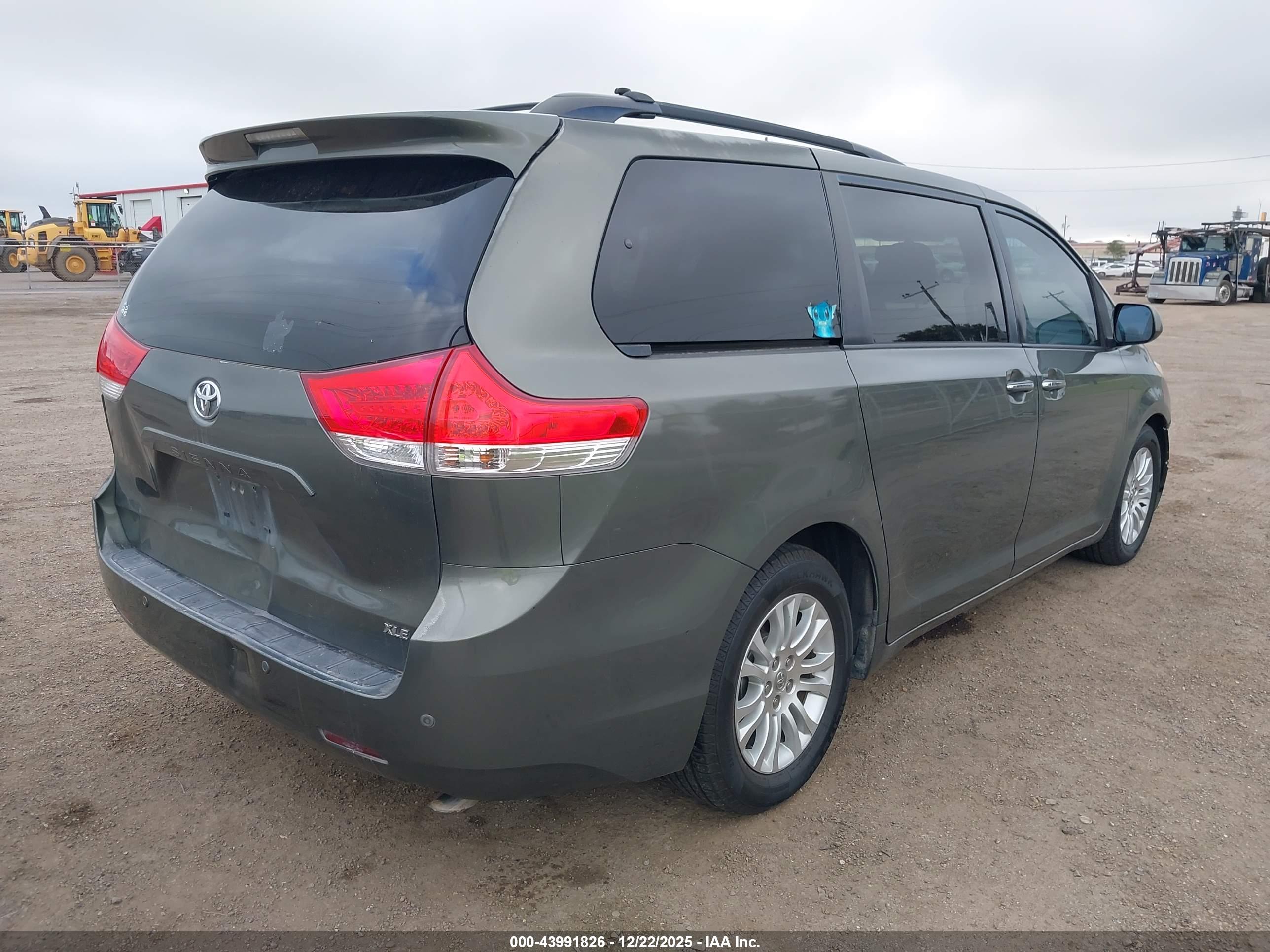 TOYOTA SIENNA image 4