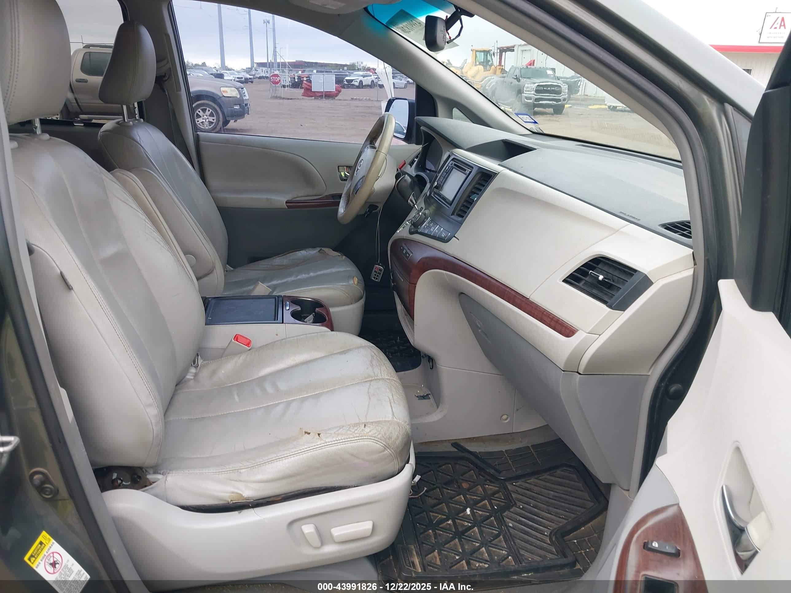 TOYOTA SIENNA image 5