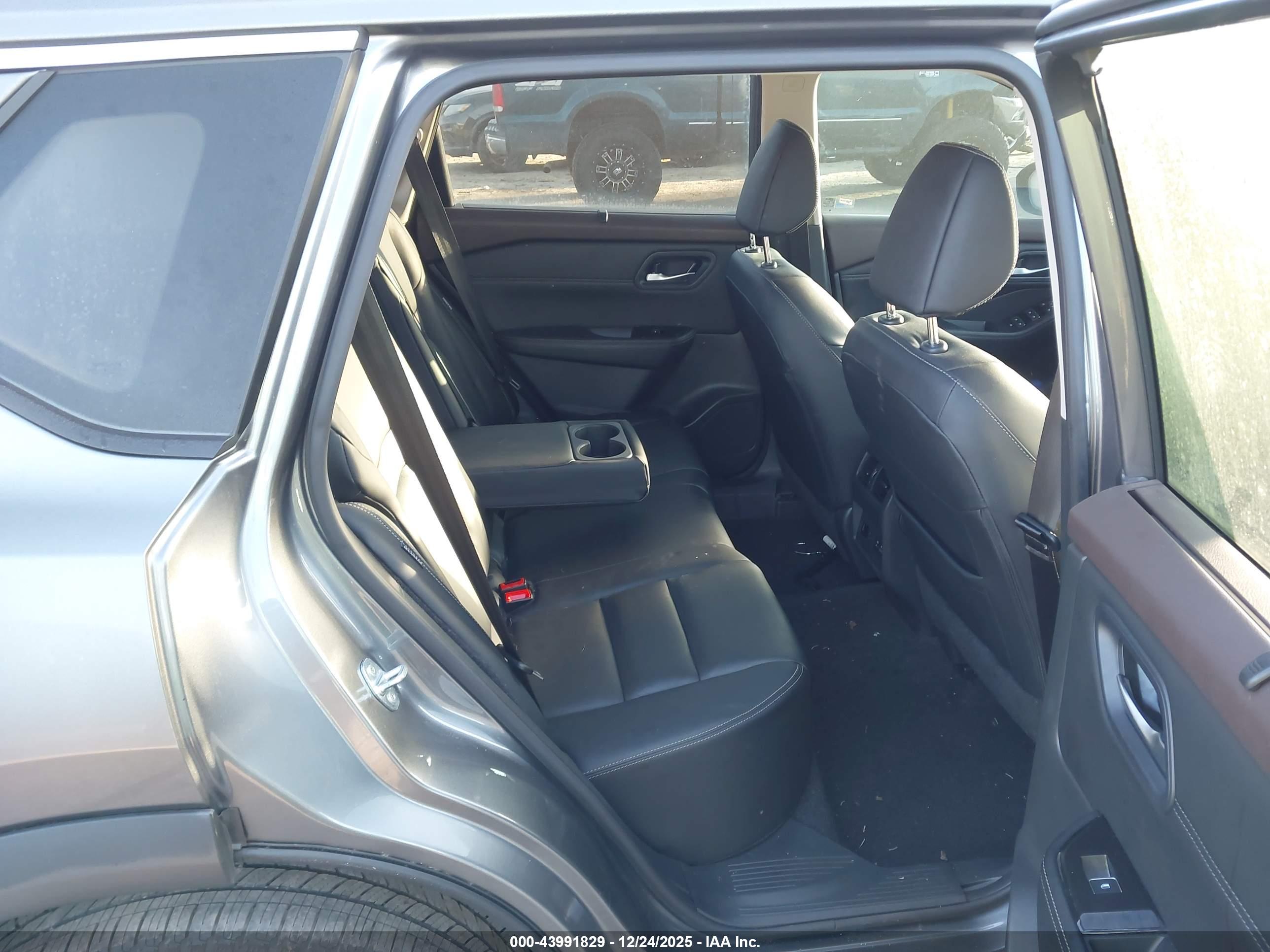 NISSAN ROGUE image 8