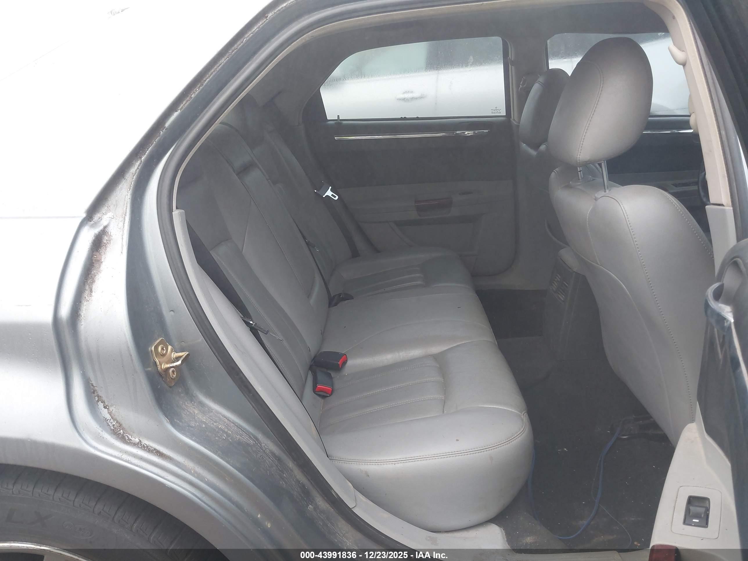 CHRYSLER 300C image 8