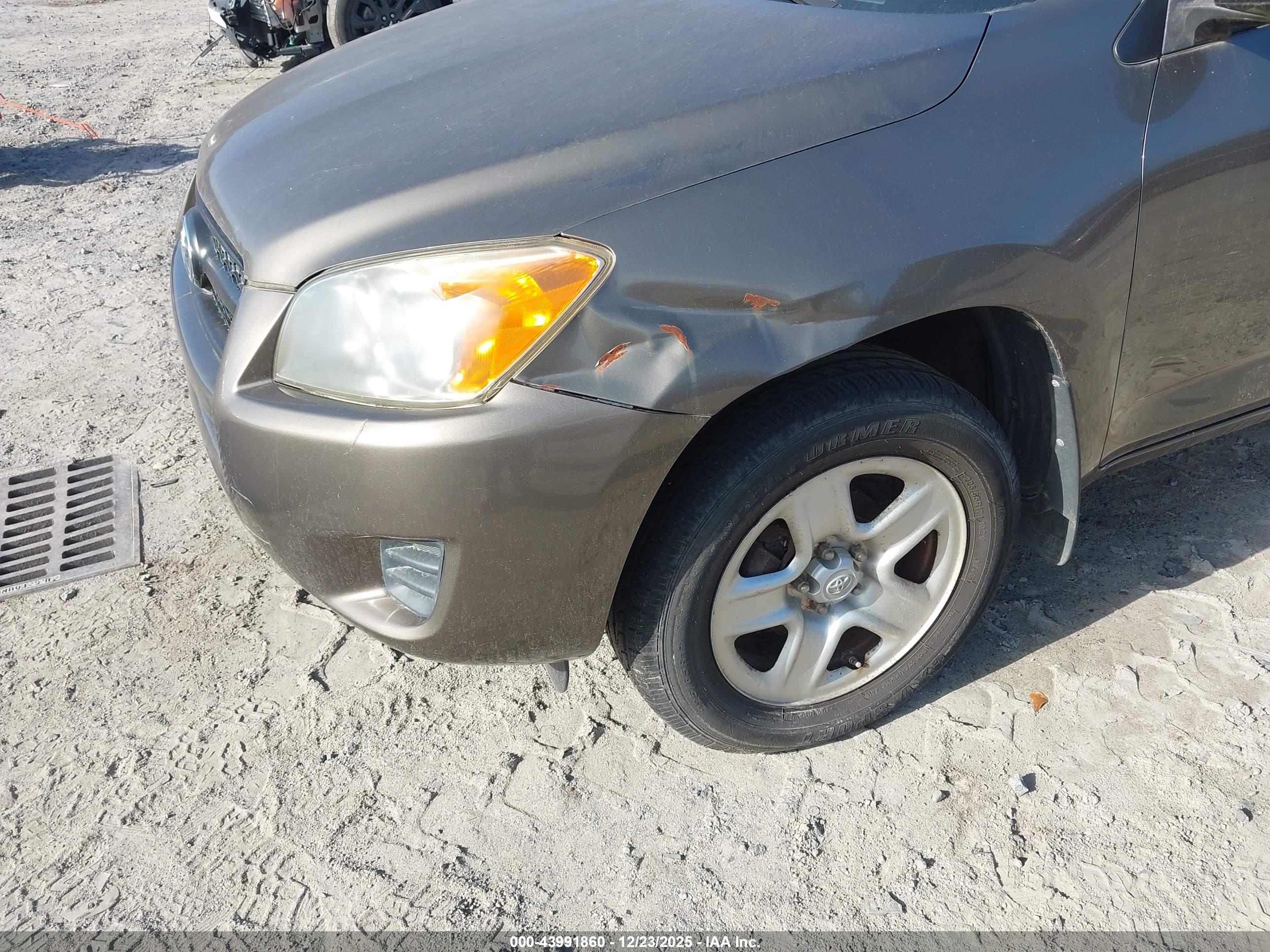 TOYOTA RAV4 image 6