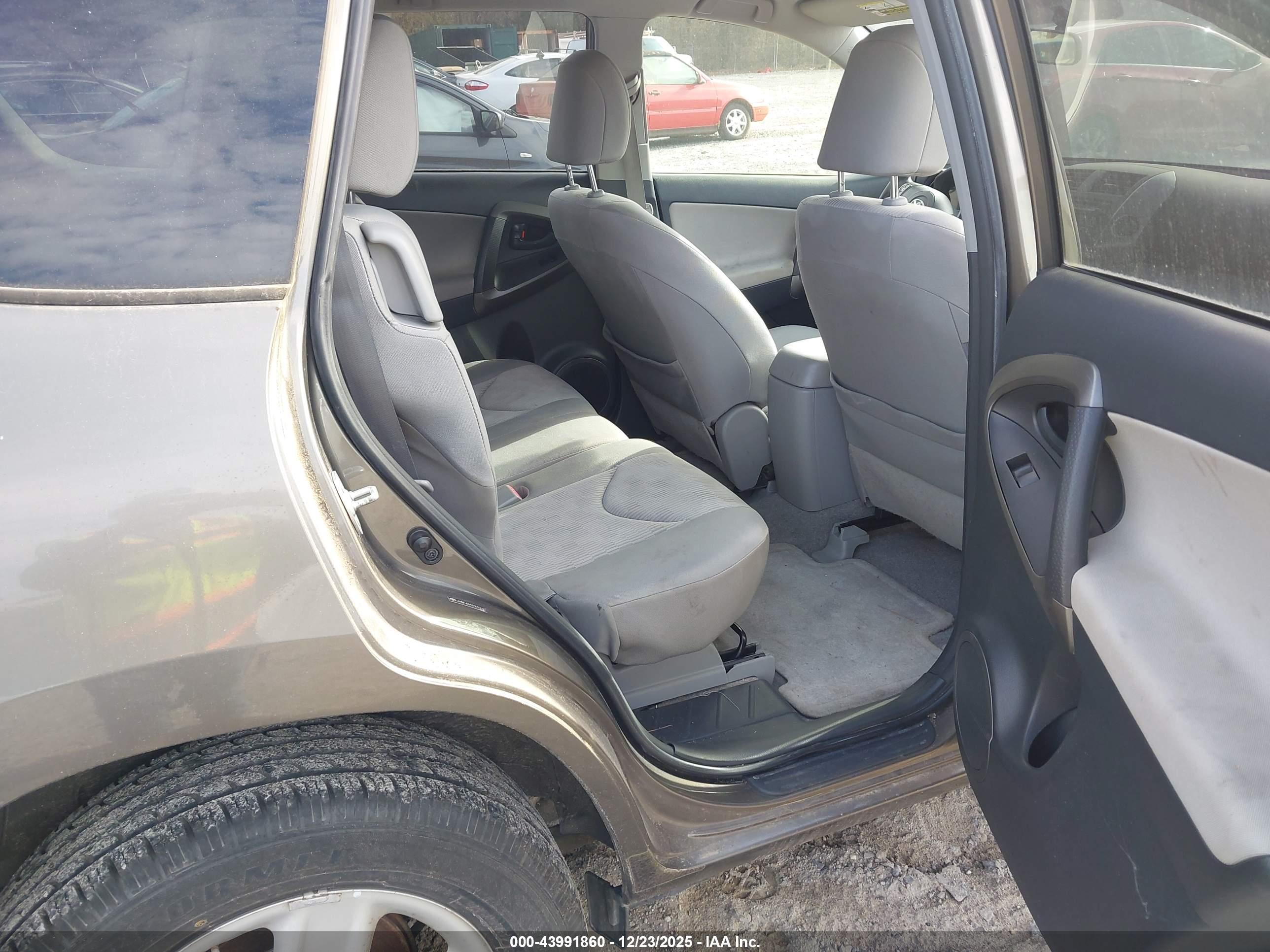 TOYOTA RAV4 image 8
