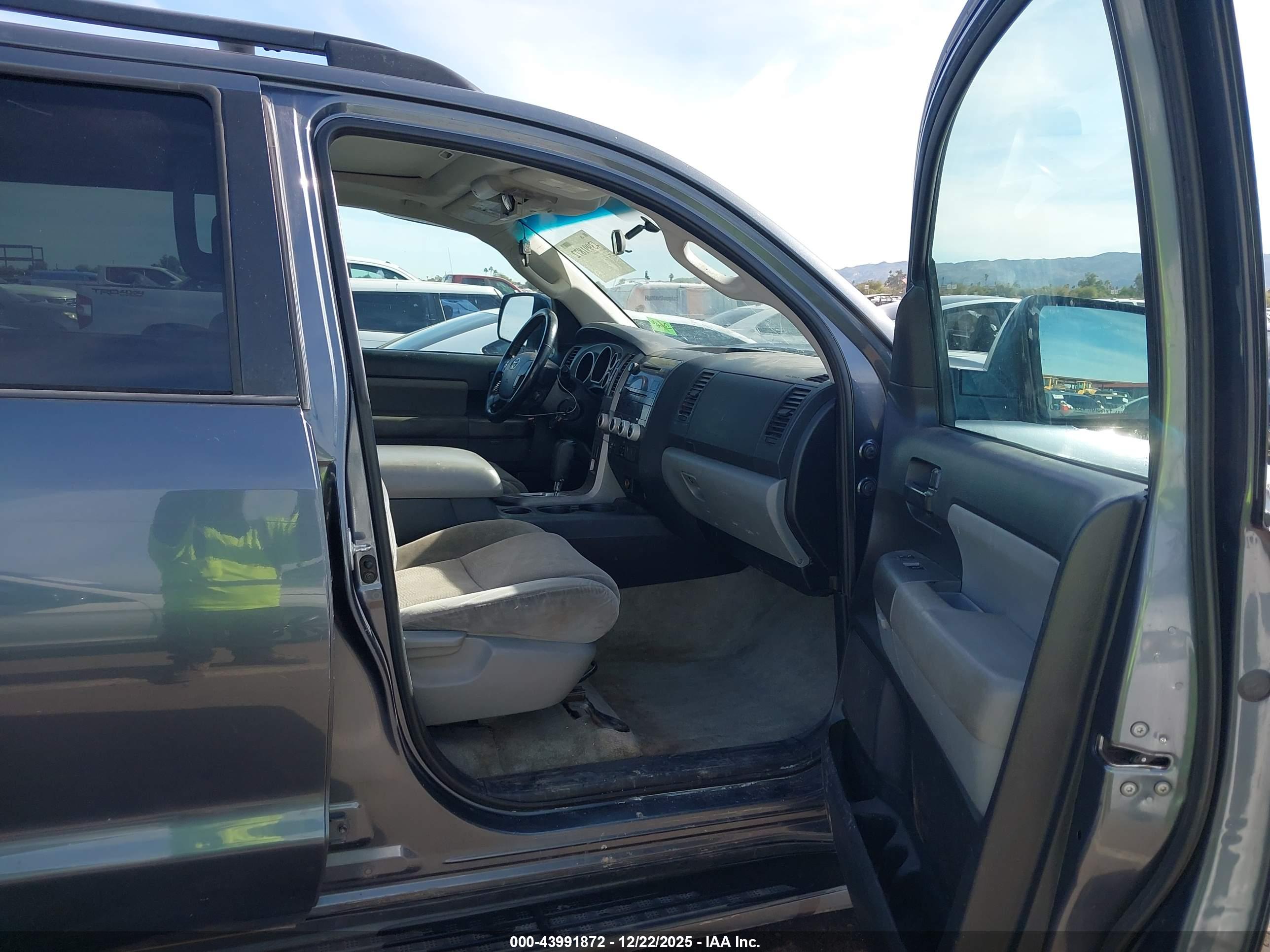 TOYOTA SEQUOIA image 5