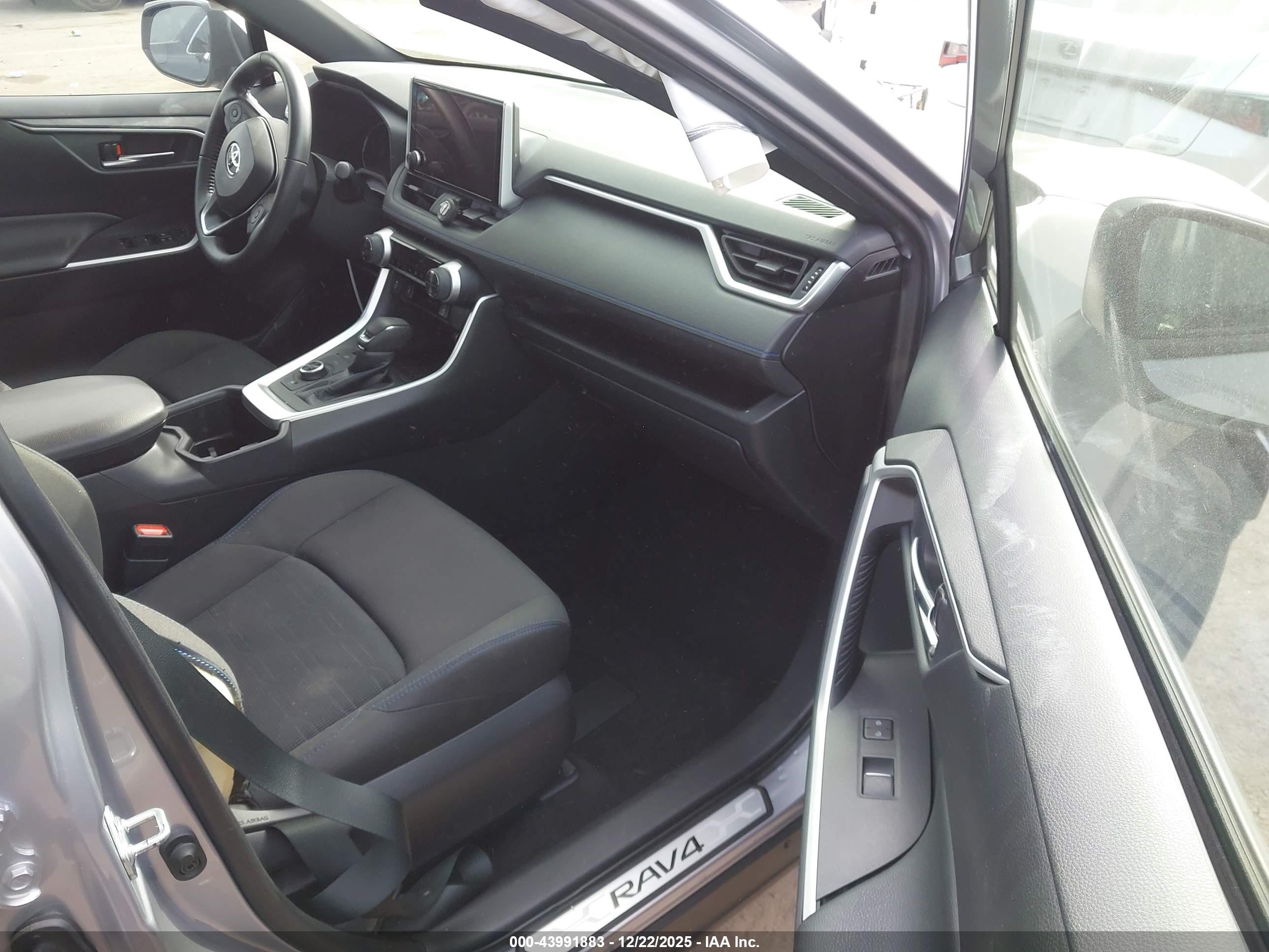 TOYOTA RAV4 image 5