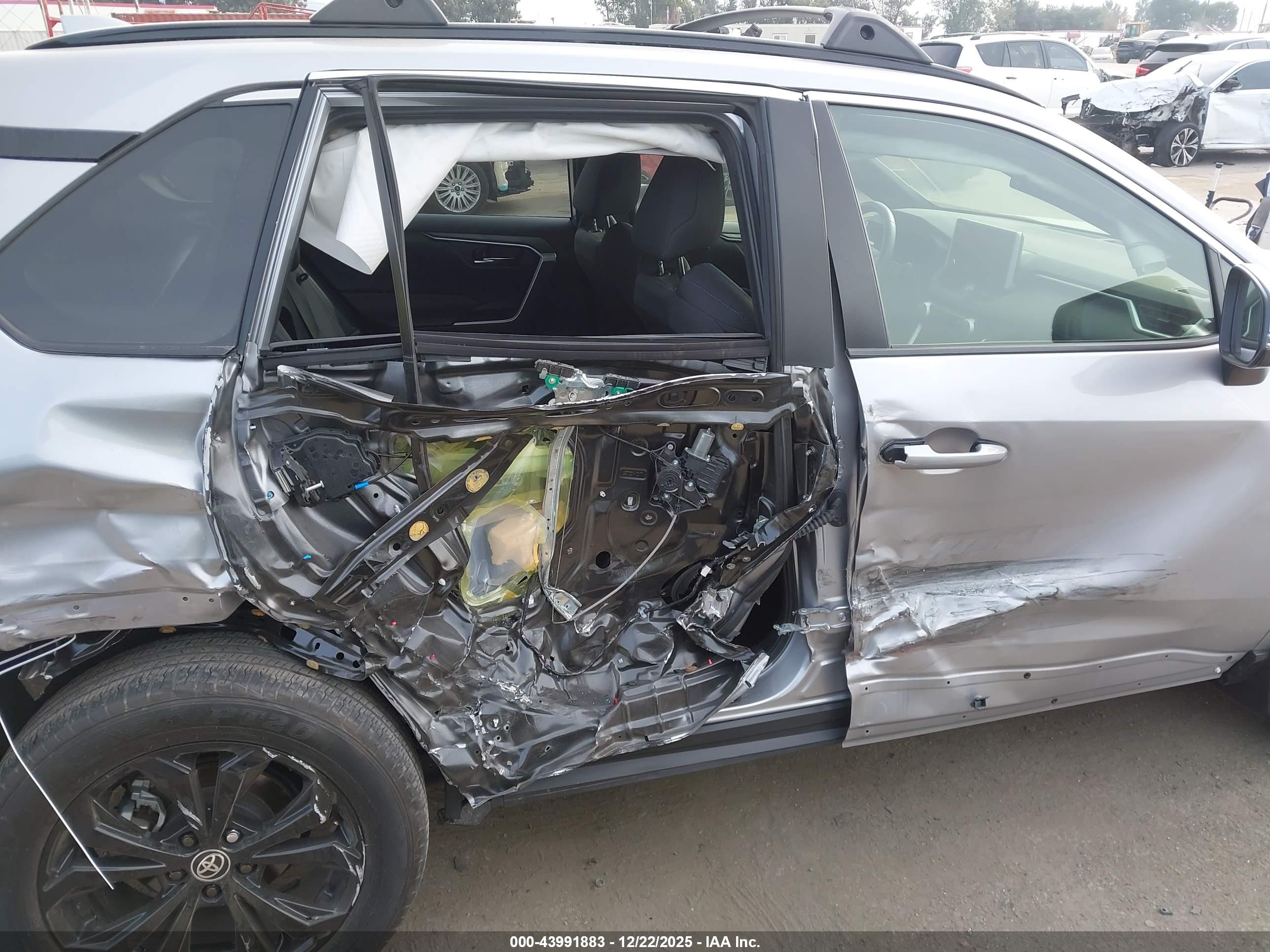 TOYOTA RAV4 image 6