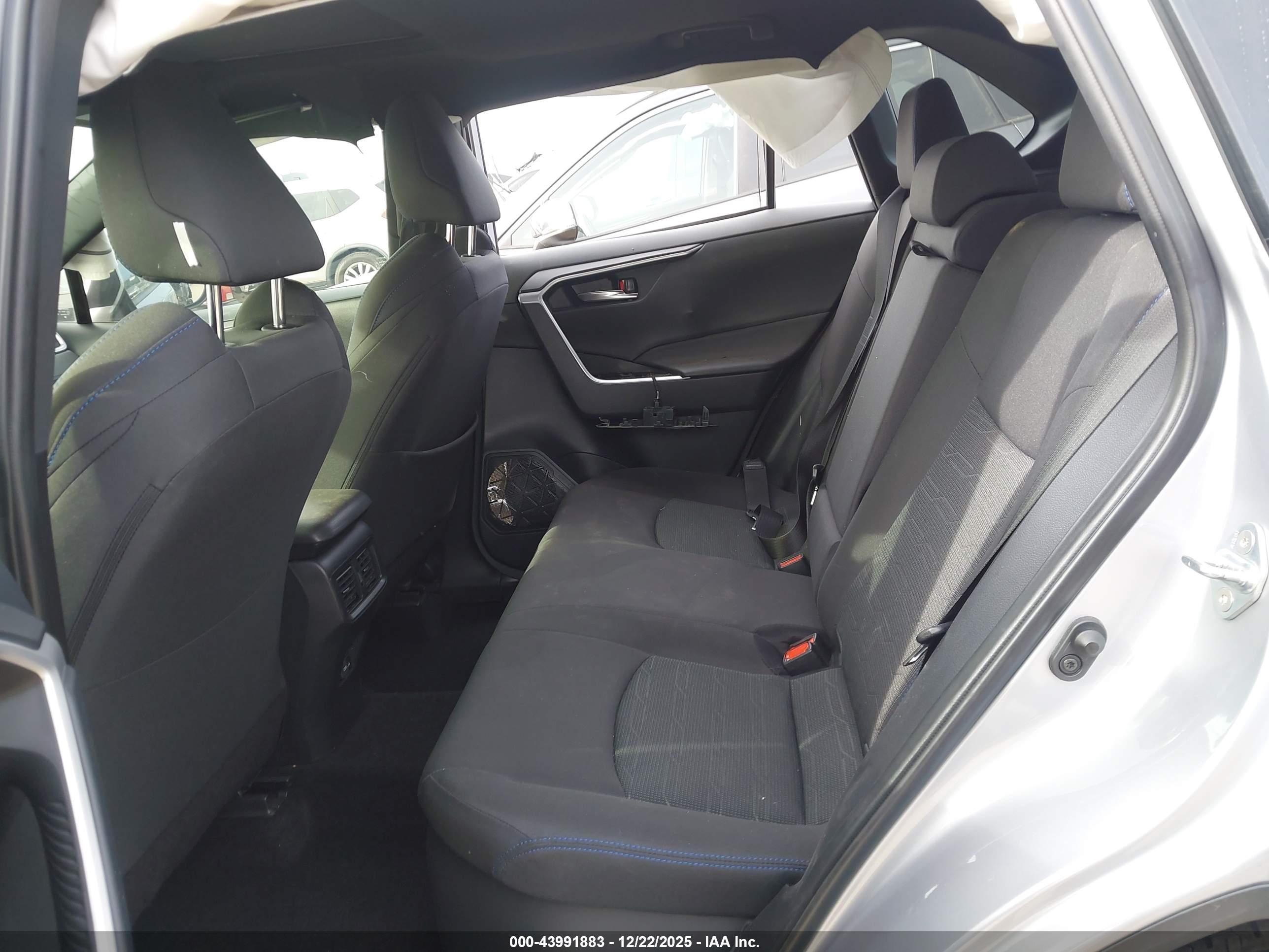 TOYOTA RAV4 image 8