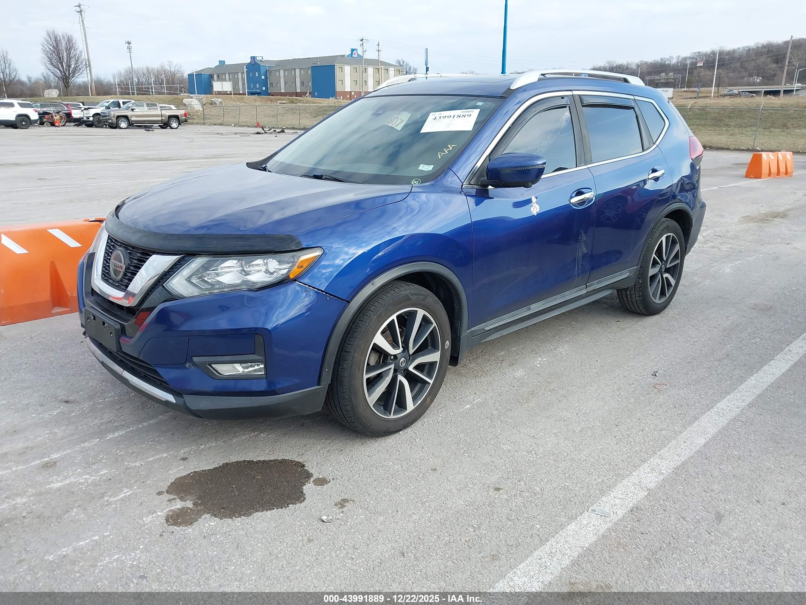 NISSAN ROGUE image 2