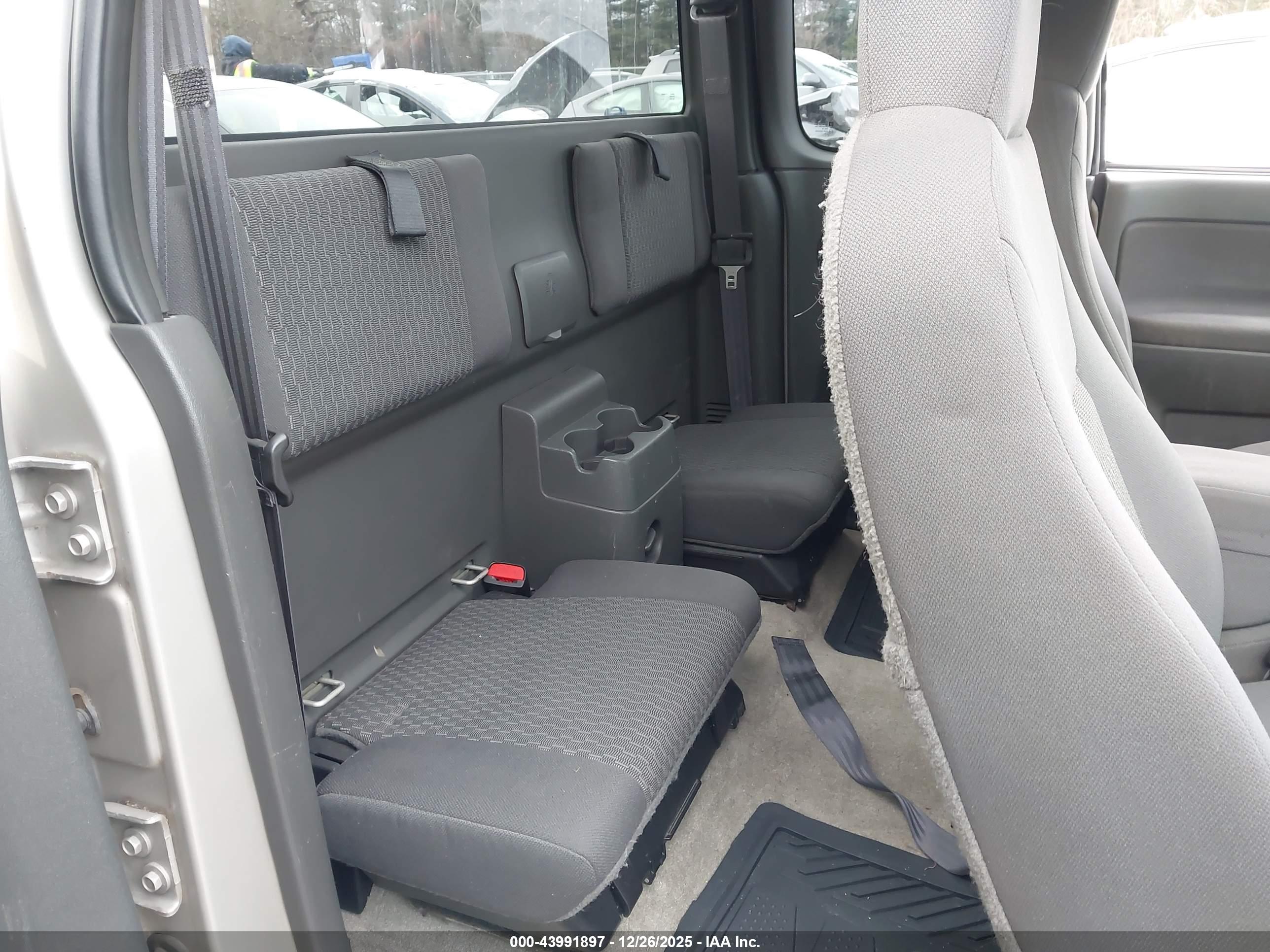 CHEVROLET COLORADO image 8