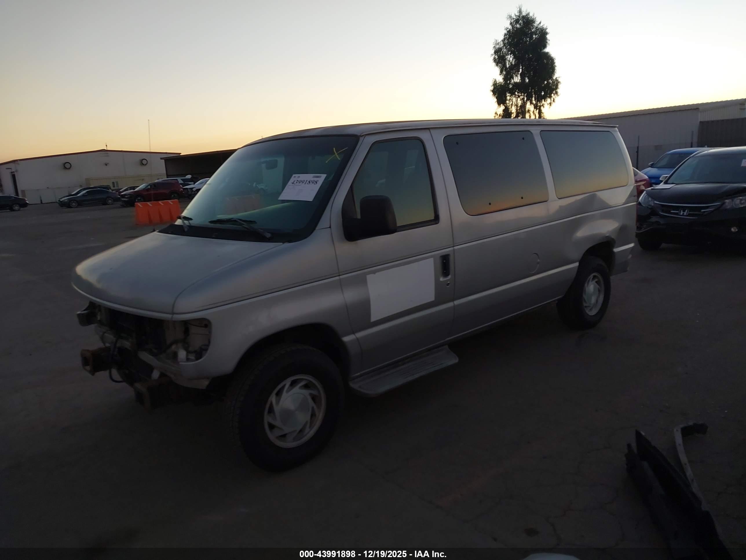 FORD E-150 image 2