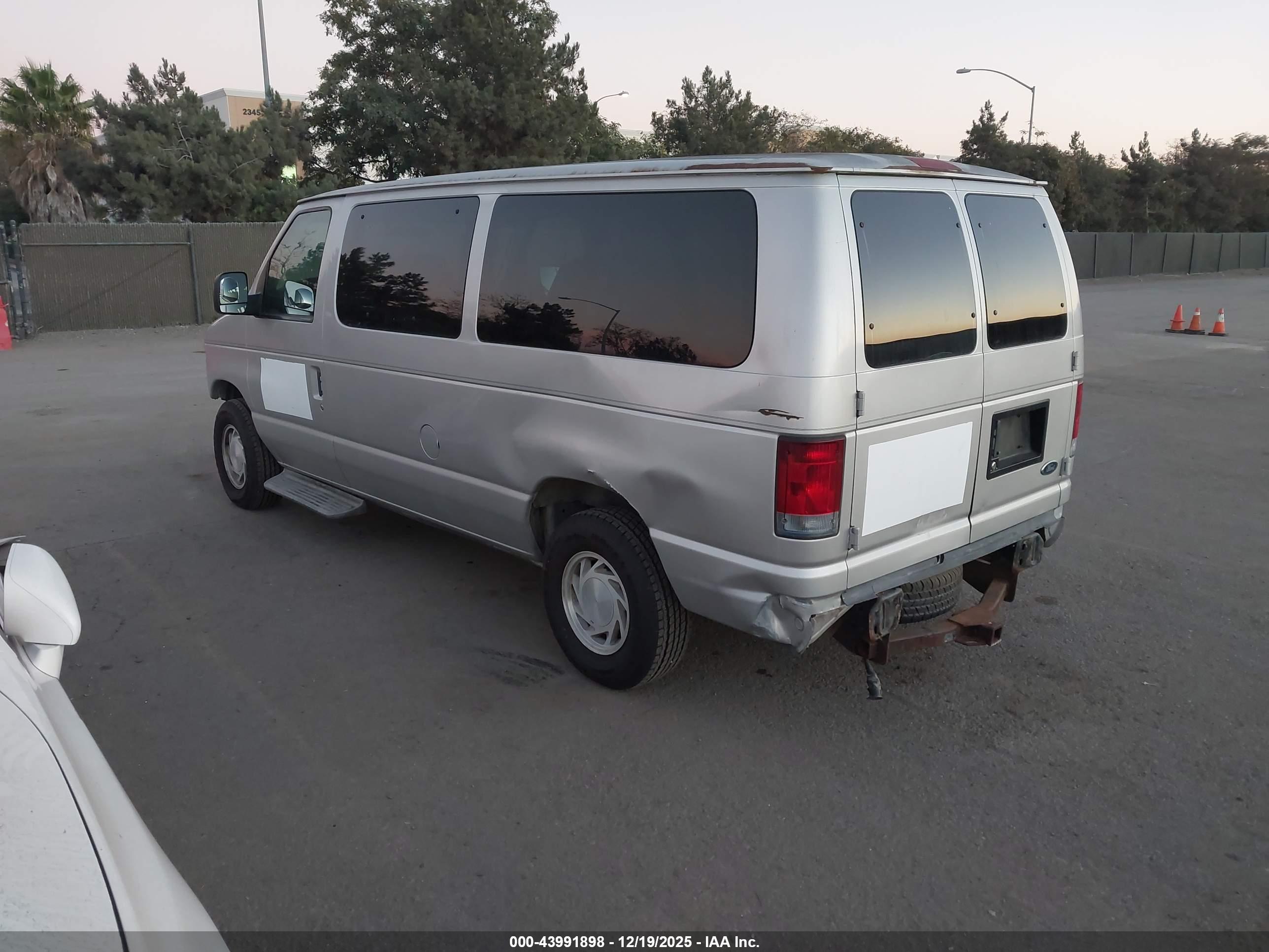 FORD E-150 image 3
