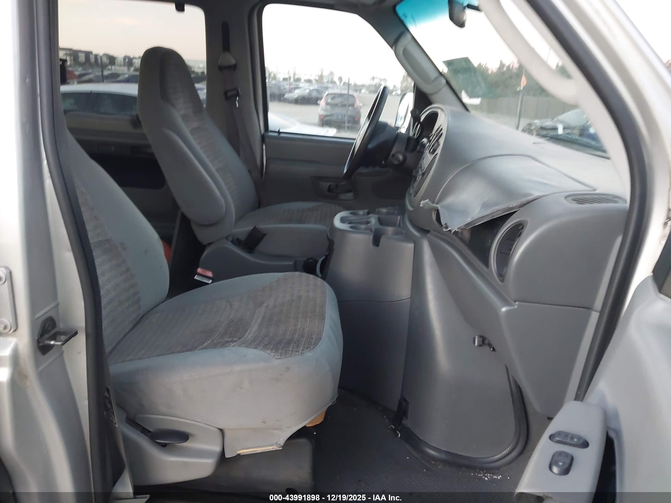 FORD E-150 image 5