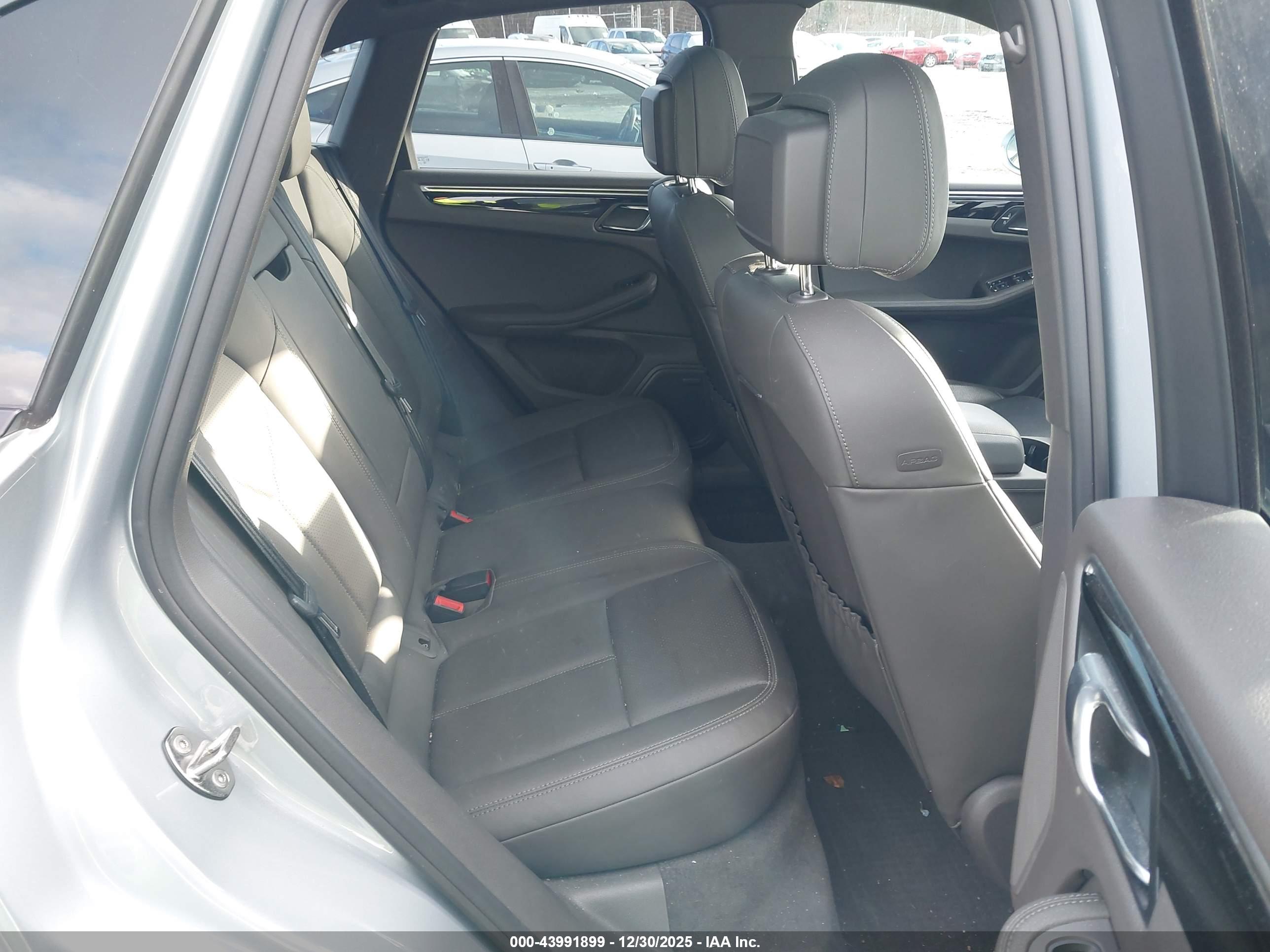 PORSCHE MACAN image 8