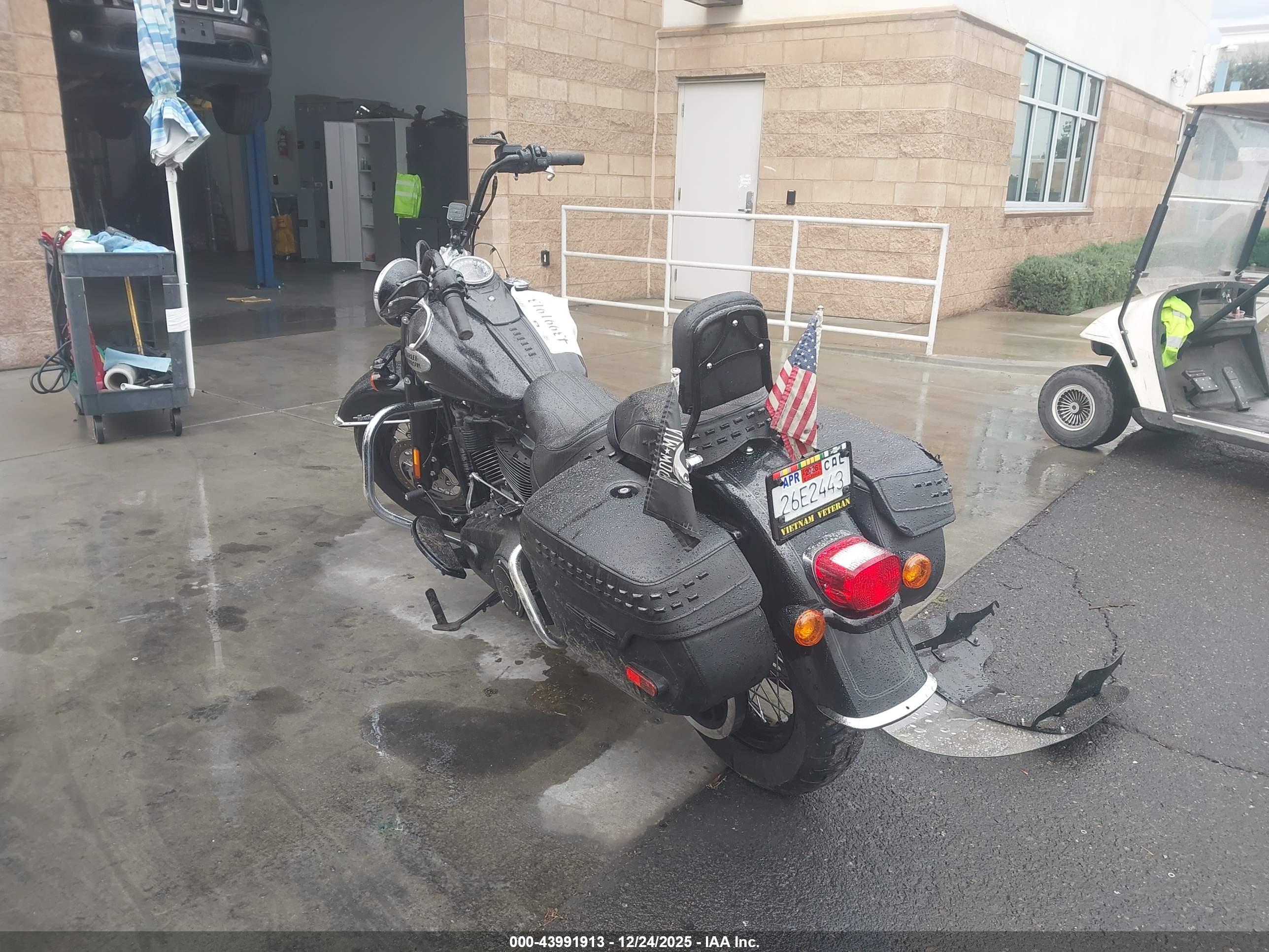 HARLEY-DAVIDSON FLHCS image 3