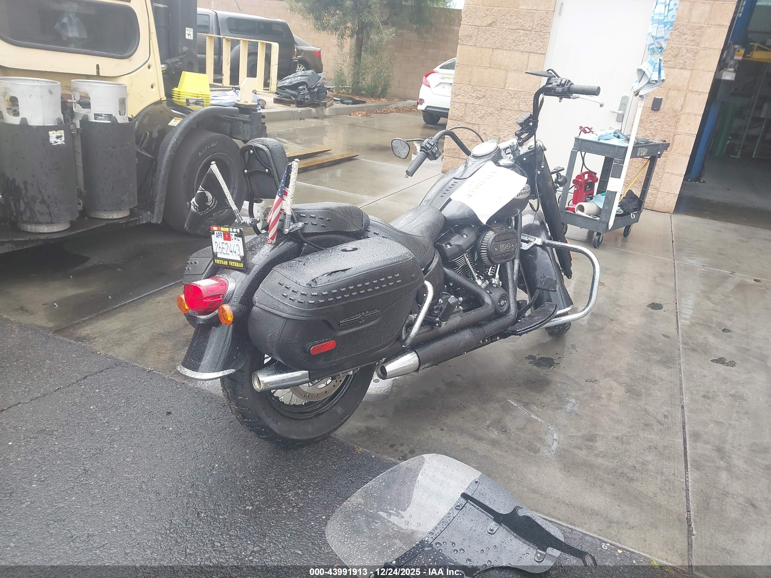 HARLEY-DAVIDSON FLHCS image 4
