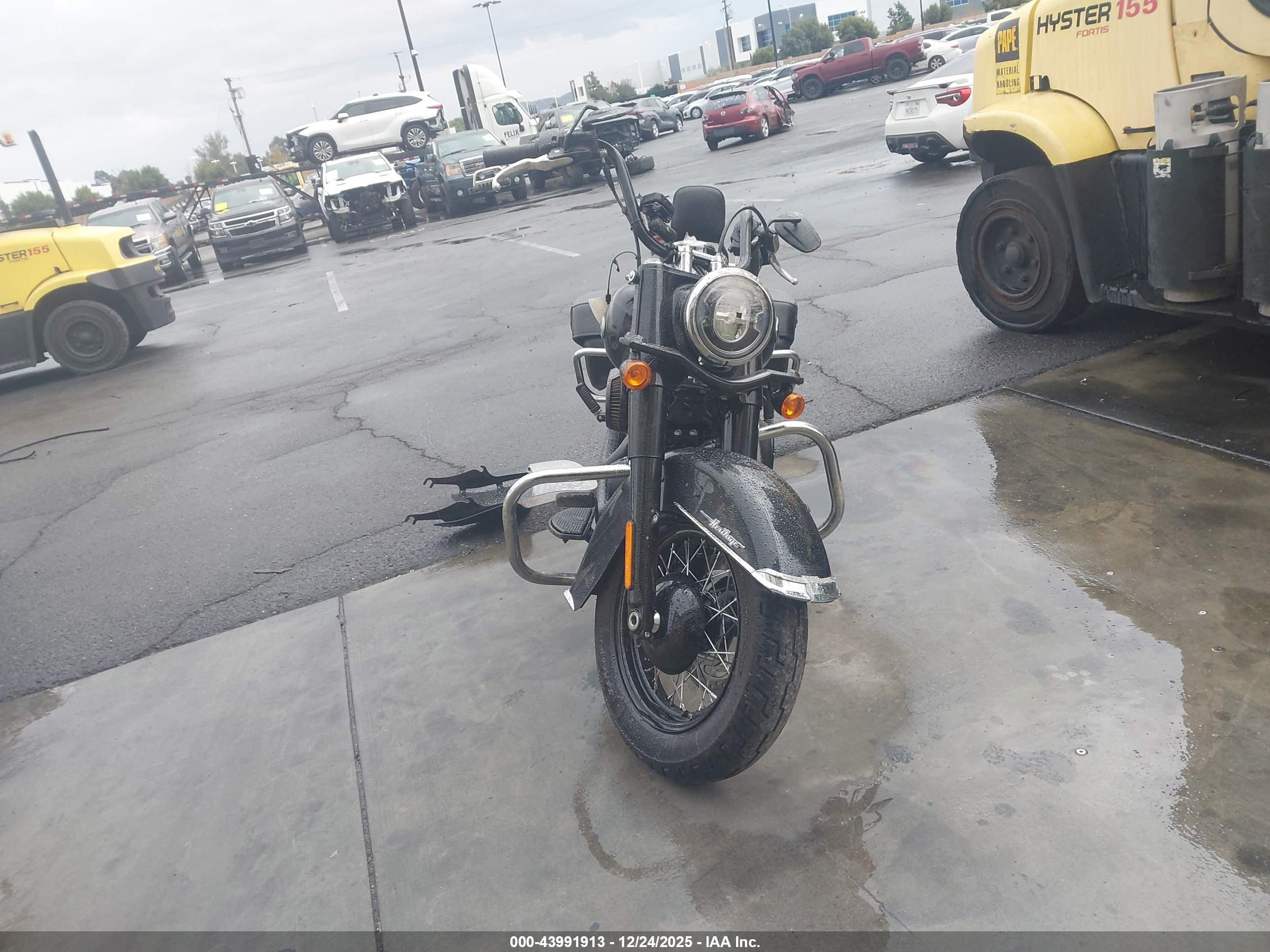 HARLEY-DAVIDSON FLHCS image 5